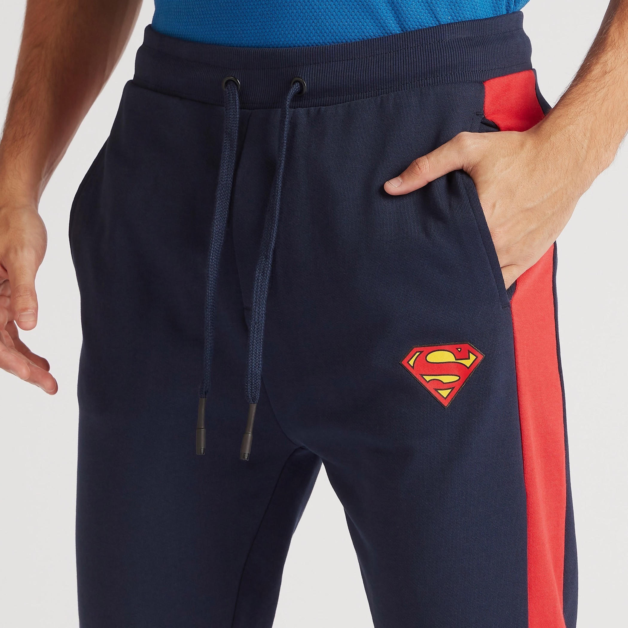 بنطلون رياضي بخصر متوسّط الارتفاع وجيوب وطبعات سوبرمان-men-clothing-bottoms-joggers-image-5