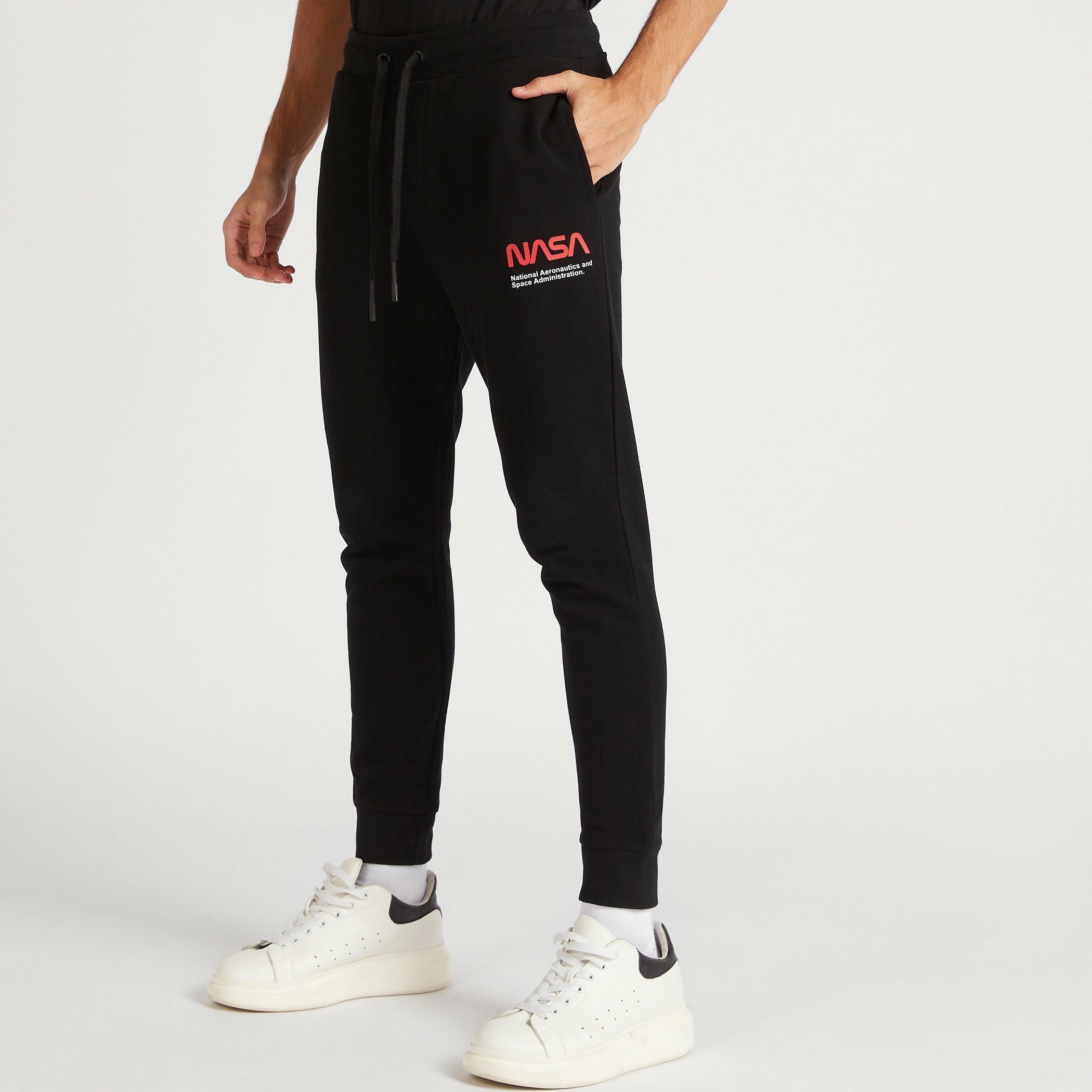بنطلون رياضي برباط إغلاق وجيوب وطبعات ناسا-men-clothing-bottoms-joggers-image-1