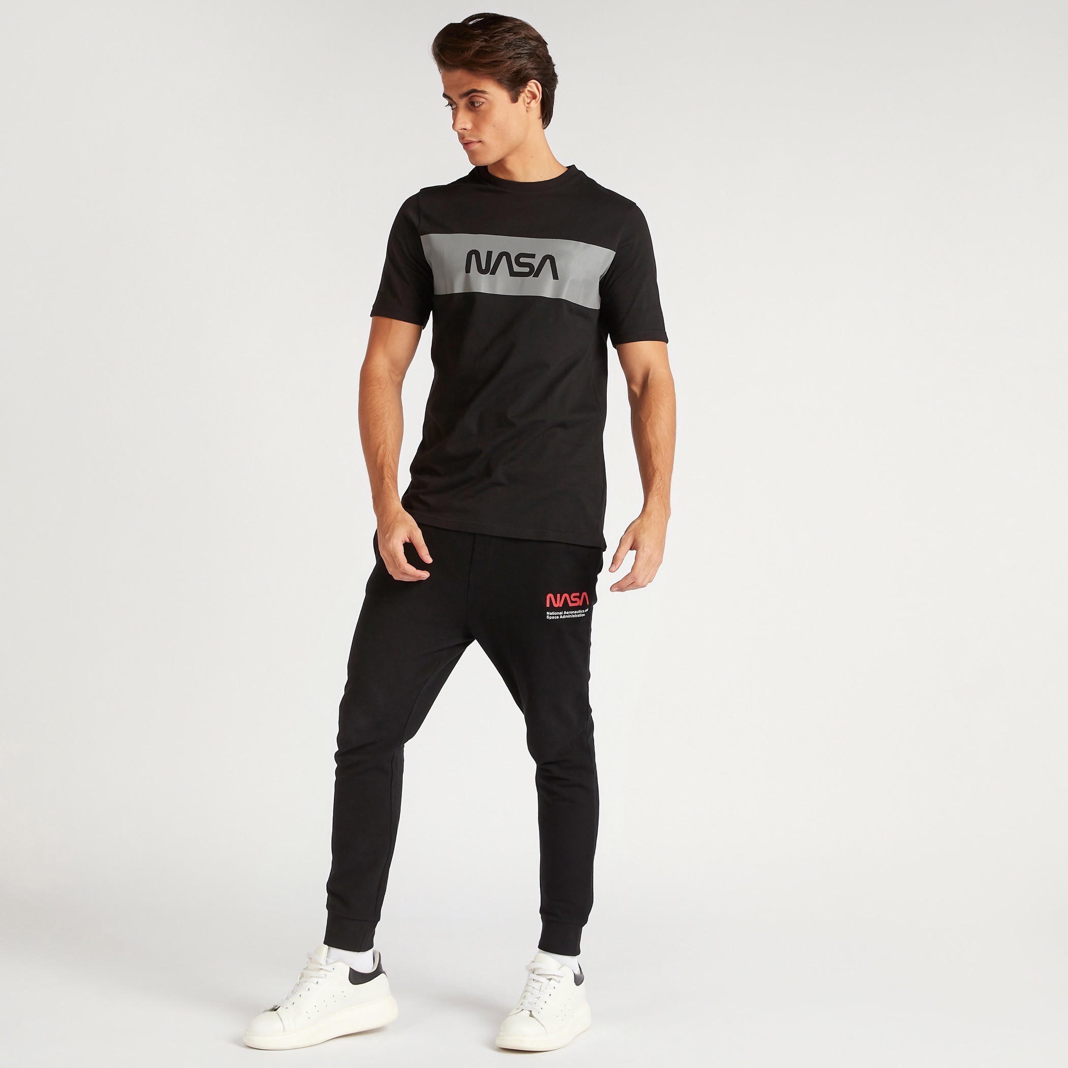 بنطلون رياضي برباط إغلاق وجيوب وطبعات ناسا-men-clothing-bottoms-joggers-image-2