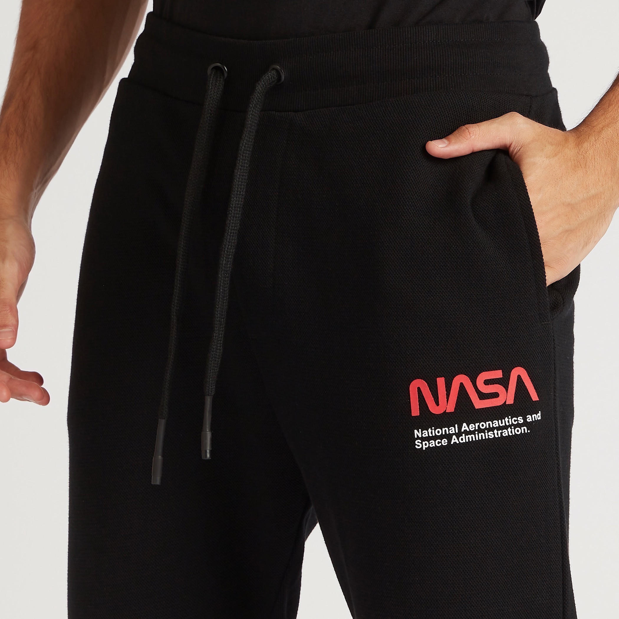 بنطلون رياضي برباط إغلاق وجيوب وطبعات ناسا-men-clothing-bottoms-joggers-image-3