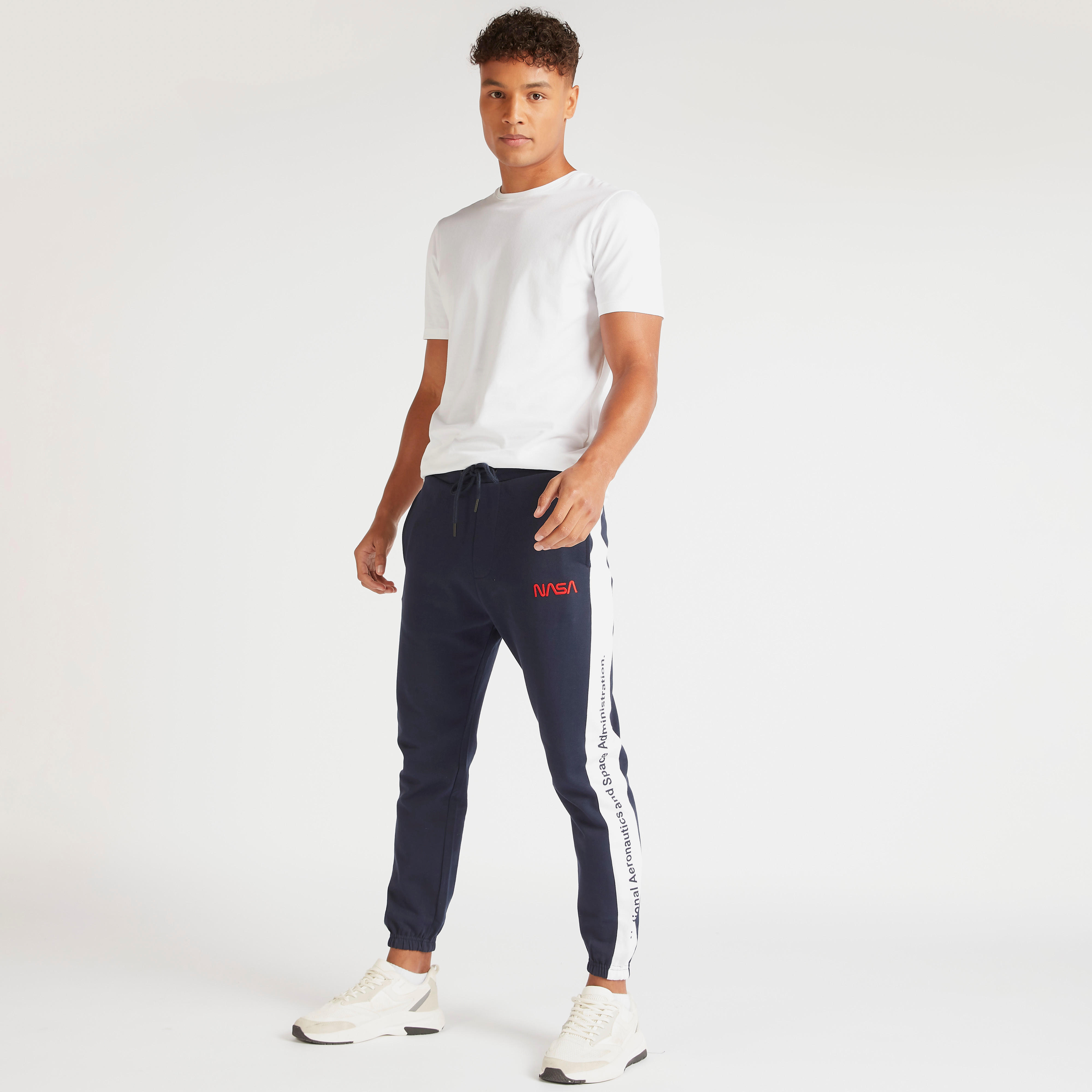 بنطلون رياضي برباط إغلاق وجيوب وطبعات ناسا-men-clothing-bottoms-joggers-image-2