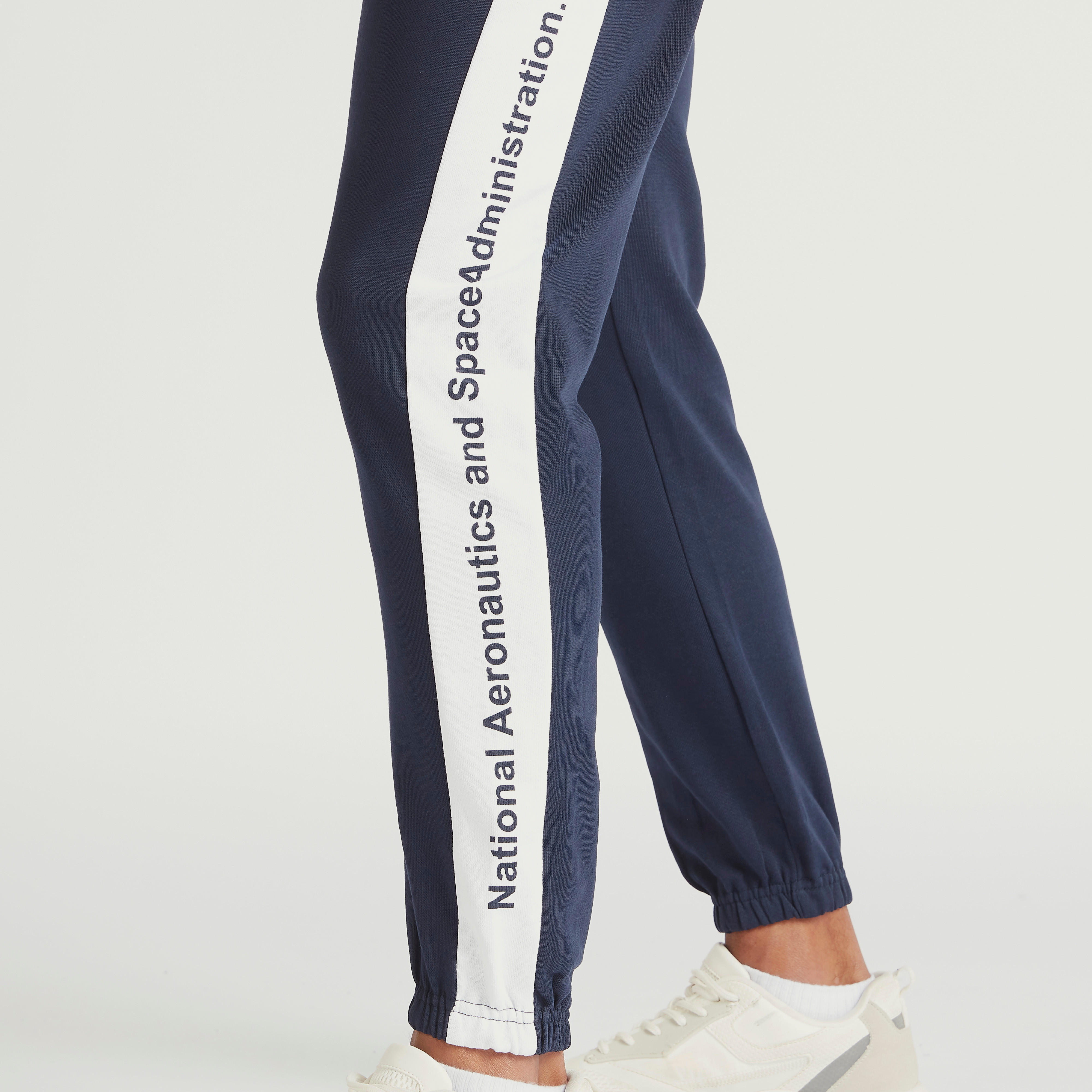 بنطلون رياضي برباط إغلاق وجيوب وطبعات ناسا-men-clothing-bottoms-joggers-image-3