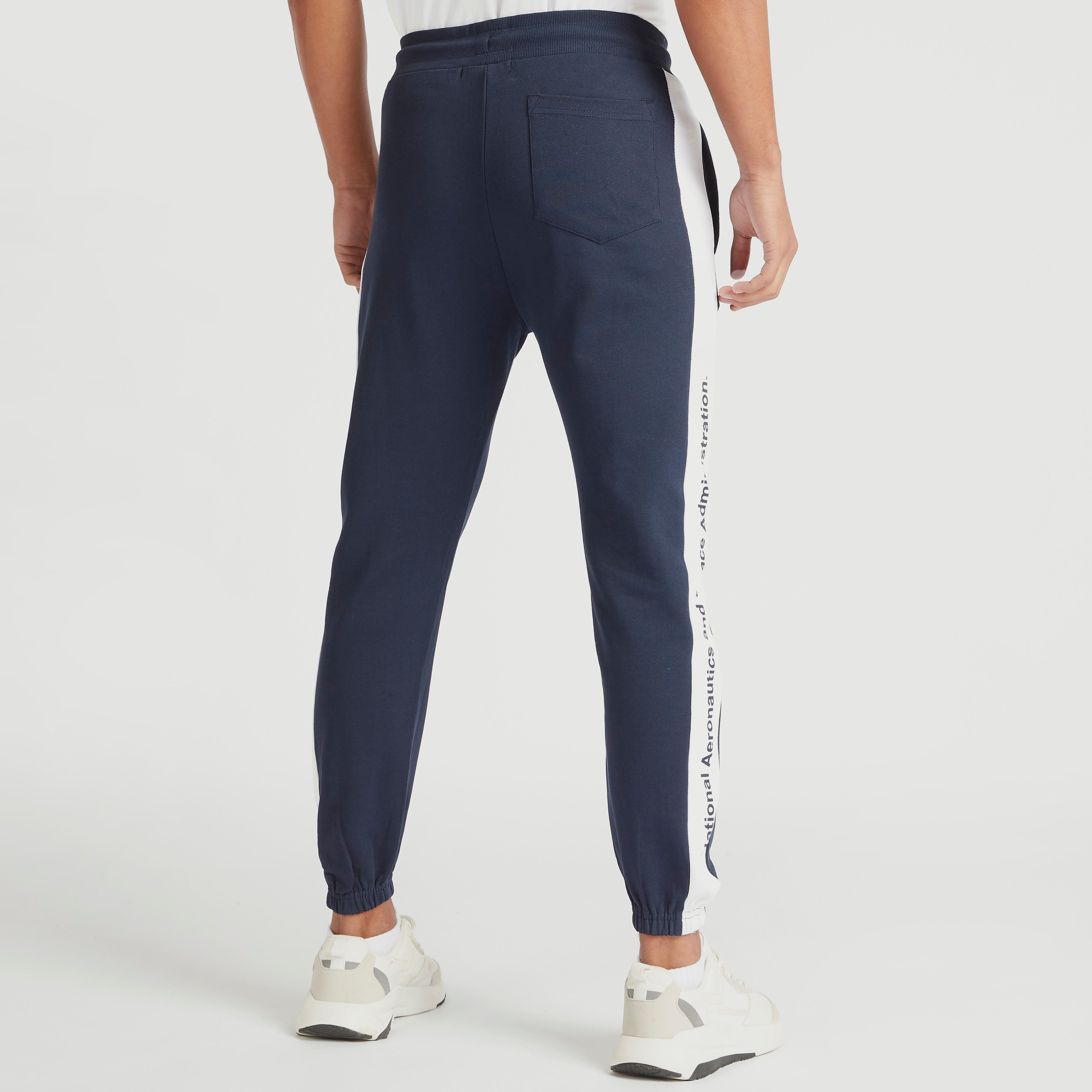 بنطلون رياضي برباط إغلاق وجيوب وطبعات ناسا-men-clothing-bottoms-joggers-image-4