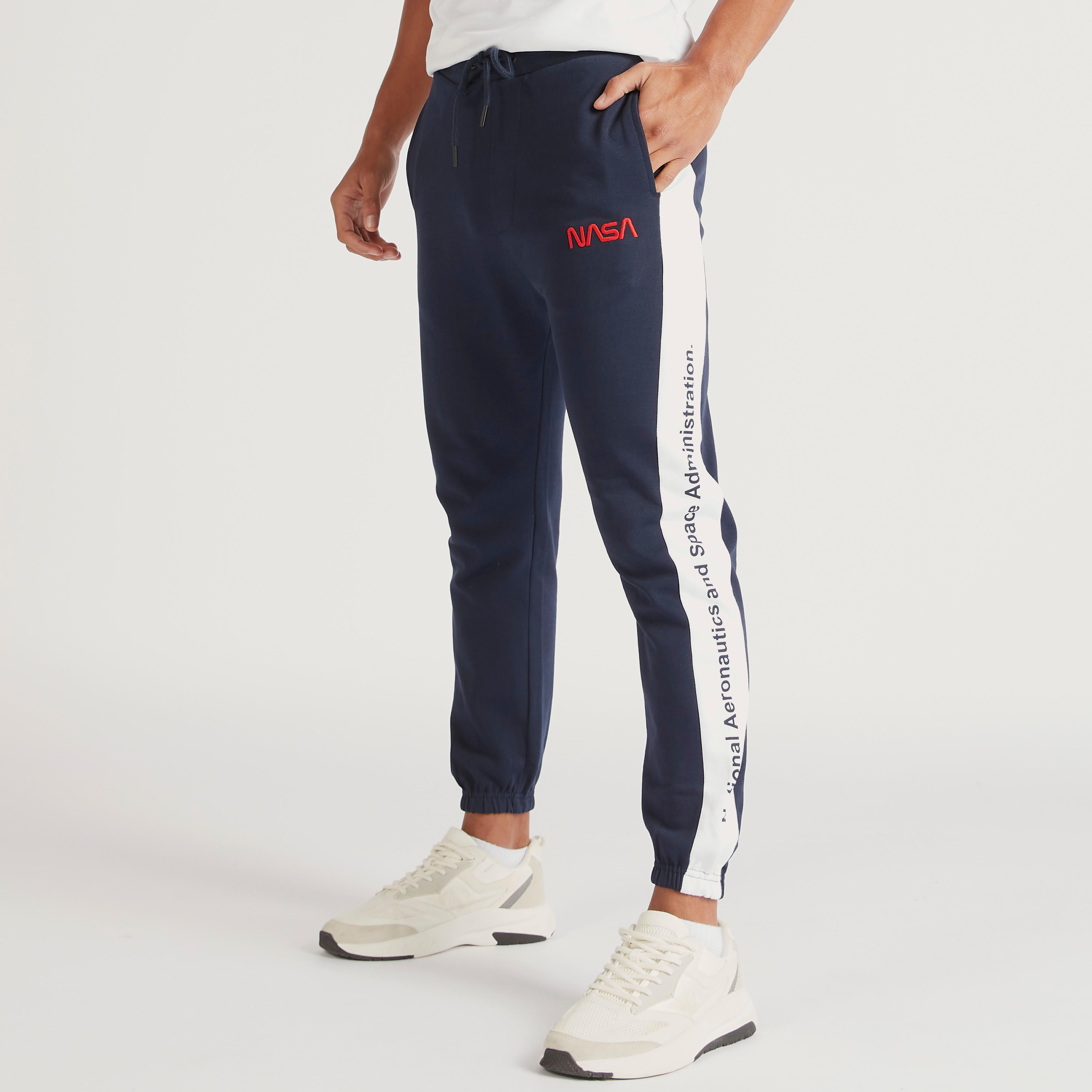 بنطلون رياضي برباط إغلاق وجيوب وطبعات ناسا-men-clothing-bottoms-joggers-image-5