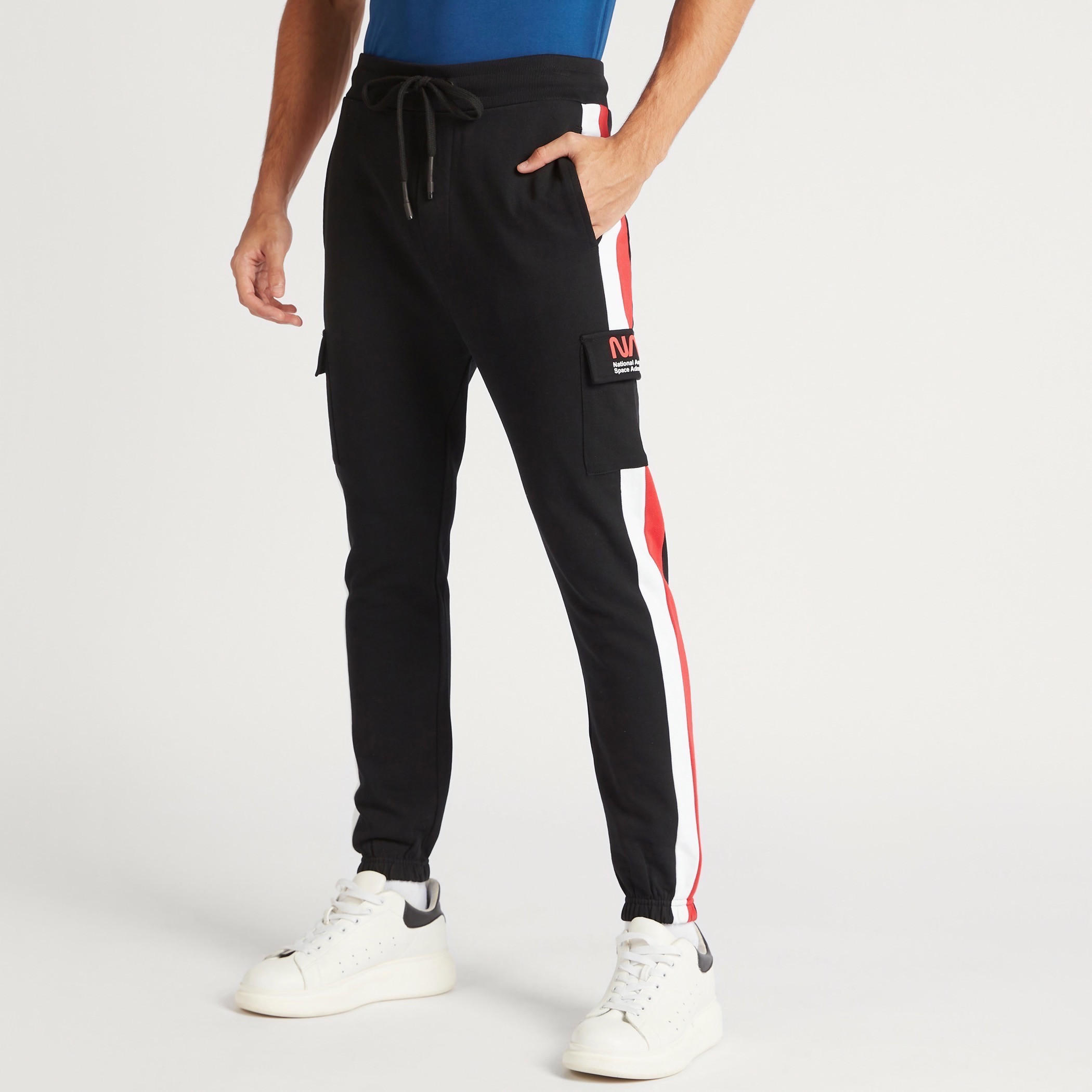 بنطلون رياضي برباط إغلاق وجيوب وطبعات ناسا-men-clothing-bottoms-joggers-image-1