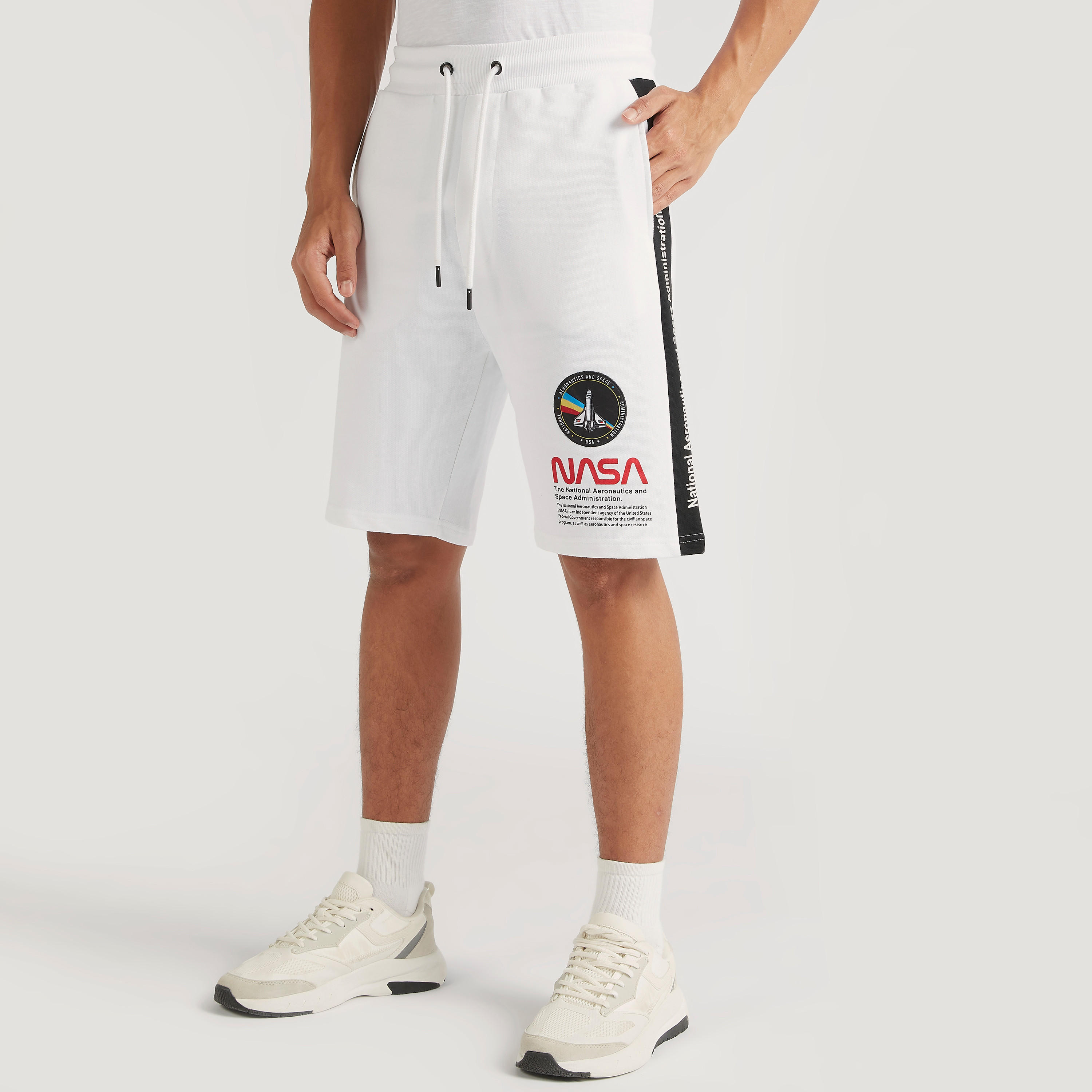 شورت بخصر متوسّط الارتفاع ورباط إغلاق وجيوب وطبعات من ناسا-men-clothing-bottoms-shorts-image-1