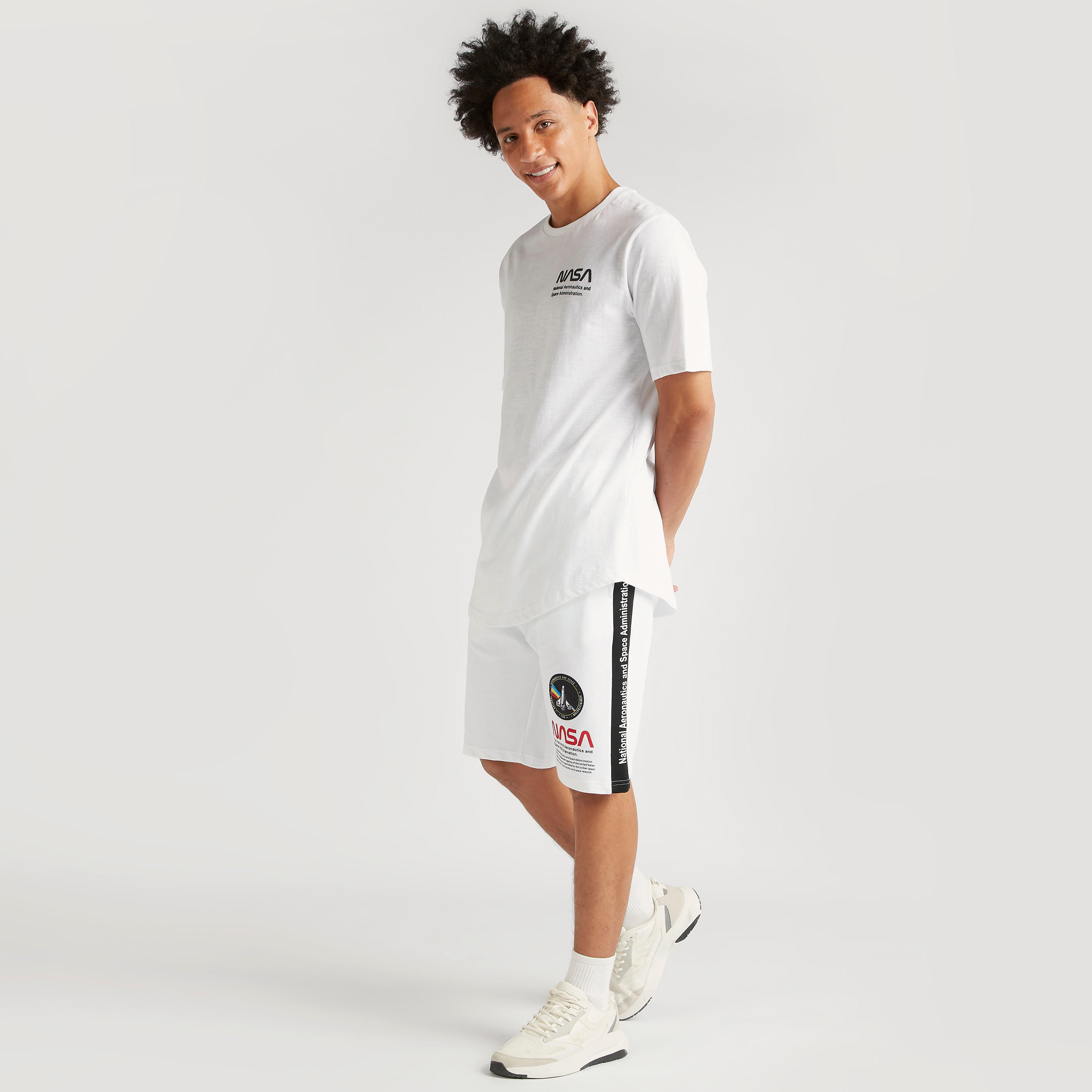شورت بخصر متوسّط الارتفاع ورباط إغلاق وجيوب وطبعات من ناسا-men-clothing-bottoms-shorts-image-2