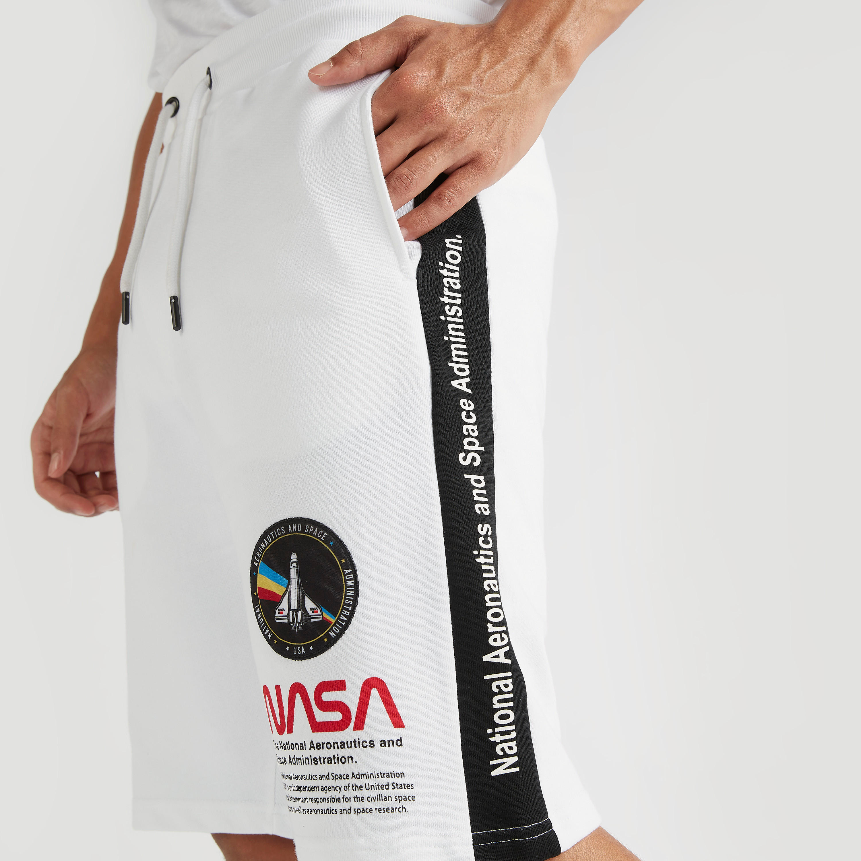 شورت بخصر متوسّط الارتفاع ورباط إغلاق وجيوب وطبعات من ناسا-men-clothing-bottoms-shorts-image-3