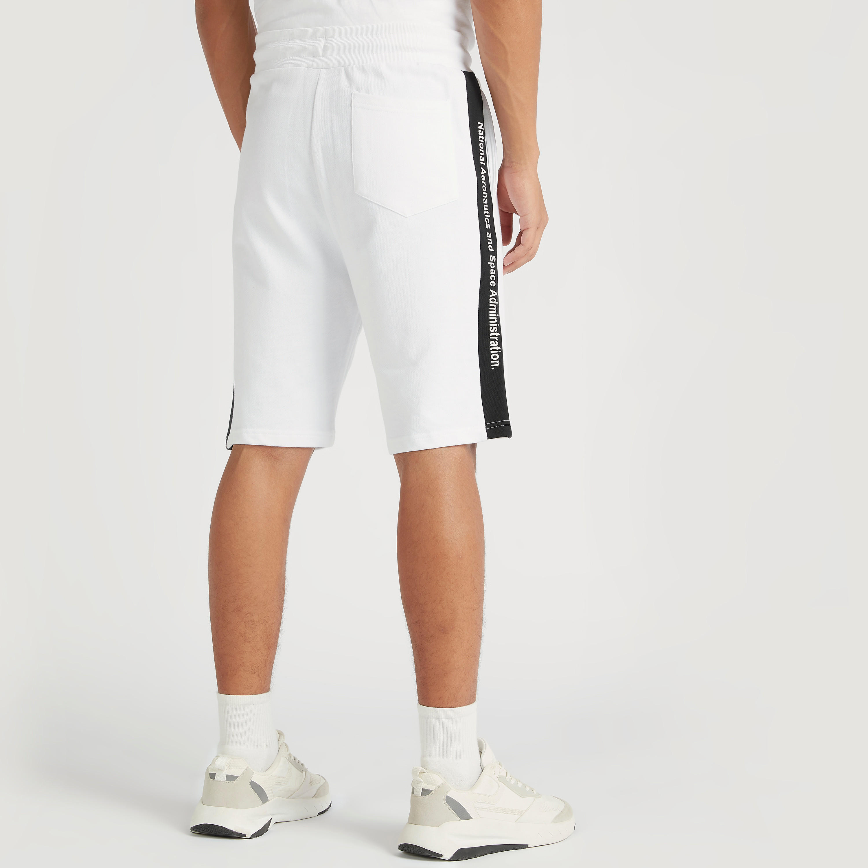 شورت بخصر متوسّط الارتفاع ورباط إغلاق وجيوب وطبعات من ناسا-men-clothing-bottoms-shorts-image-4
