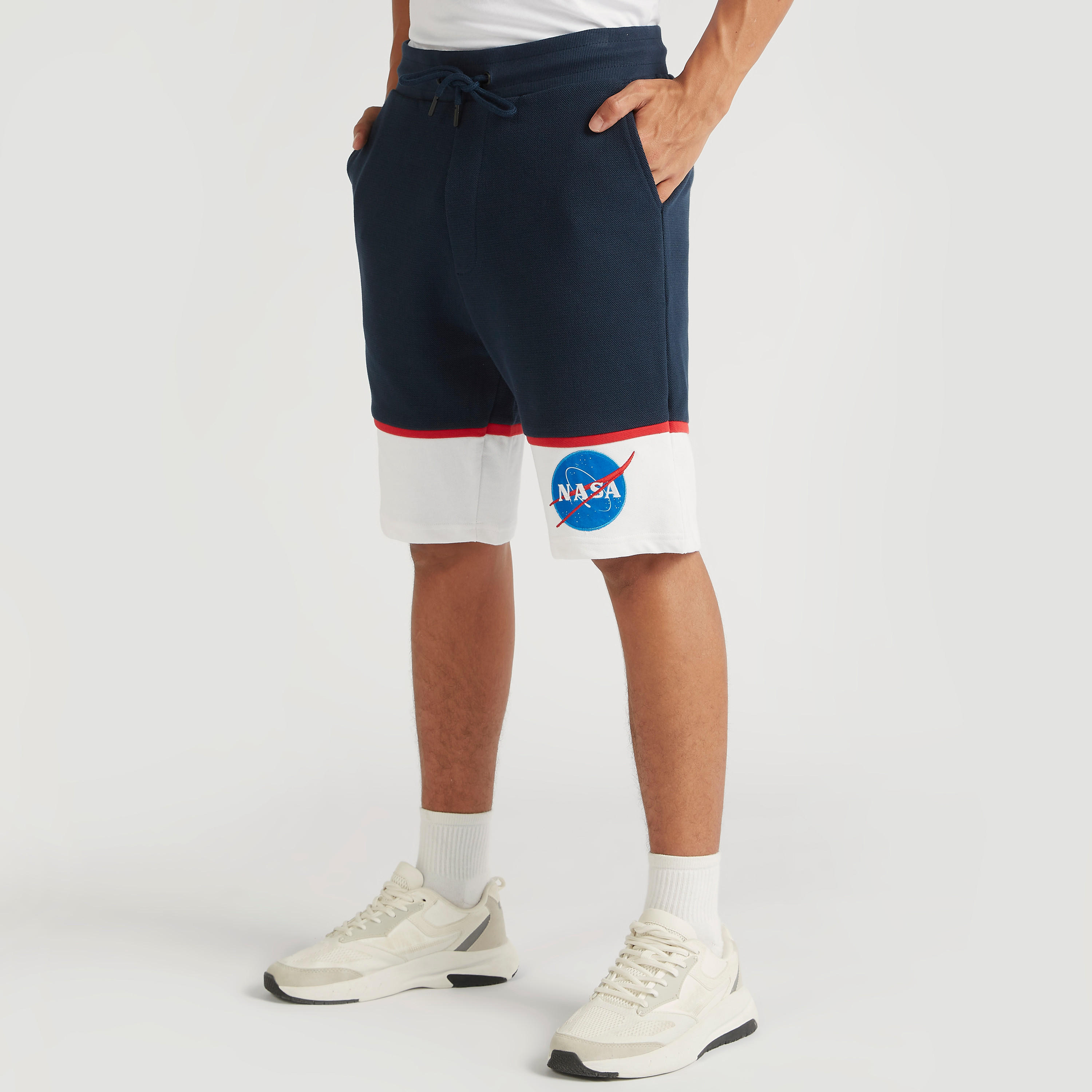 شورت مطرّز بخصر متوسّط الارتفاع ورباط إغلاق وجيوب من ناسا-men-clothing-bottoms-shorts-image-1