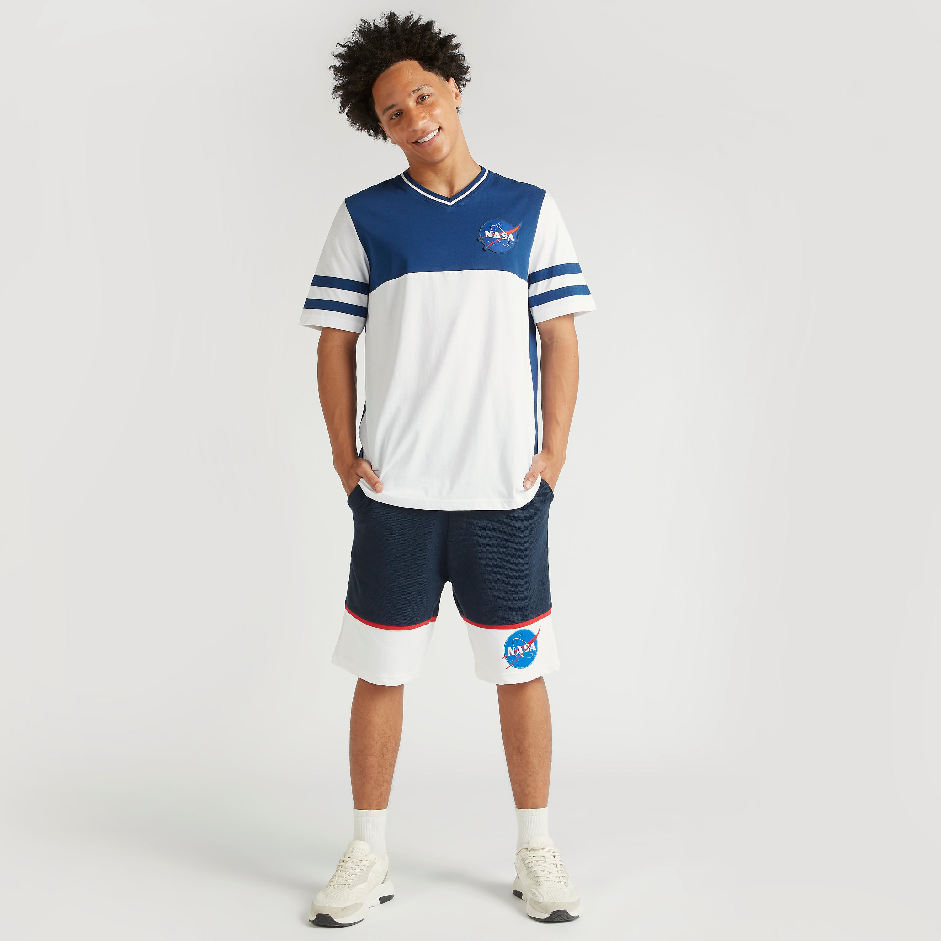 شورت مطرّز بخصر متوسّط الارتفاع ورباط إغلاق وجيوب من ناسا-men-clothing-bottoms-shorts-image-2