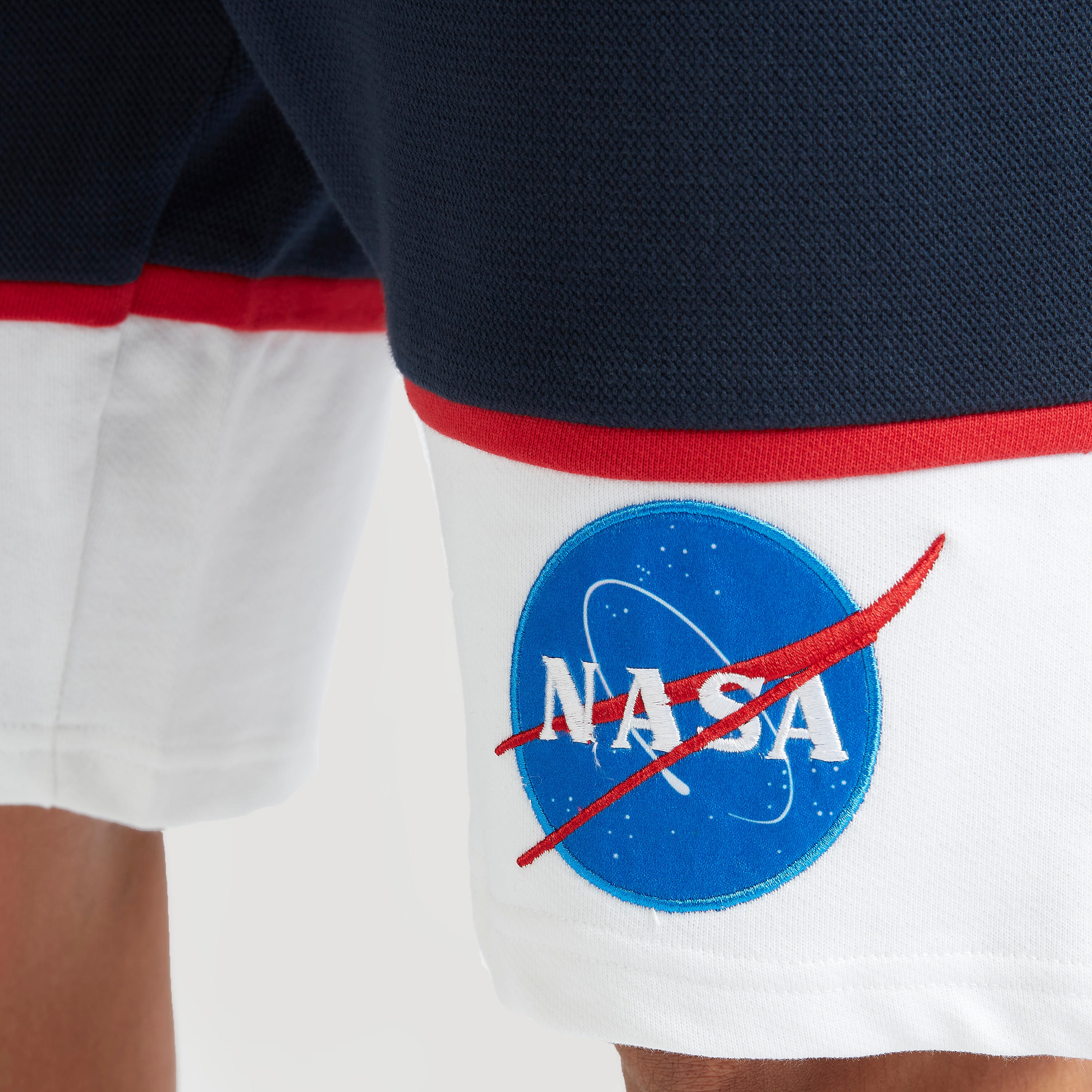 شورت مطرّز بخصر متوسّط الارتفاع ورباط إغلاق وجيوب من ناسا-men-clothing-bottoms-shorts-image-3