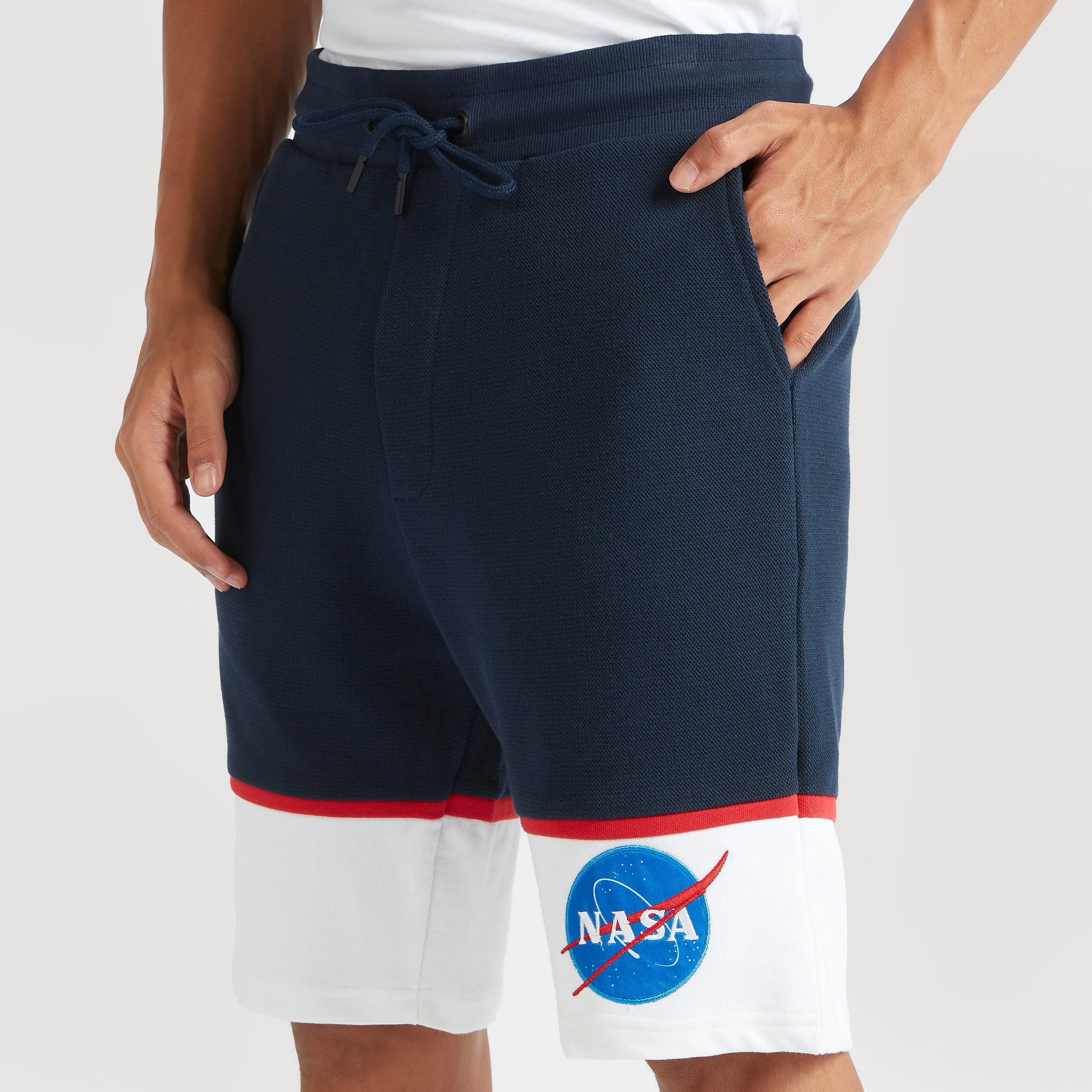 شورت مطرّز بخصر متوسّط الارتفاع ورباط إغلاق وجيوب من ناسا-men-clothing-bottoms-shorts-image-5