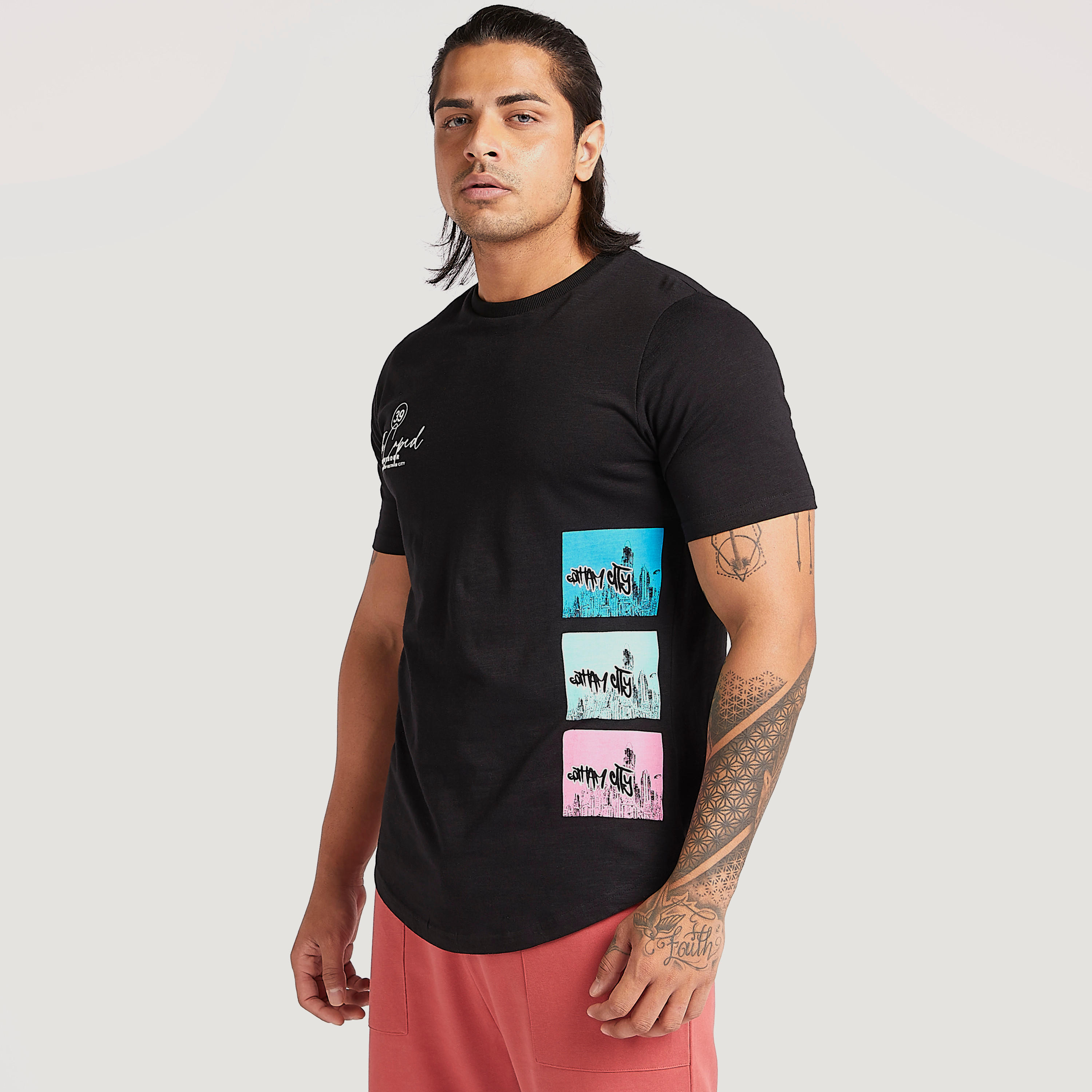 تيشيرت بياقة ضيقة وأكمام قصيرة وطبعات باتمان-men-clothing-tshirtsandpolos-tshirts-image-1