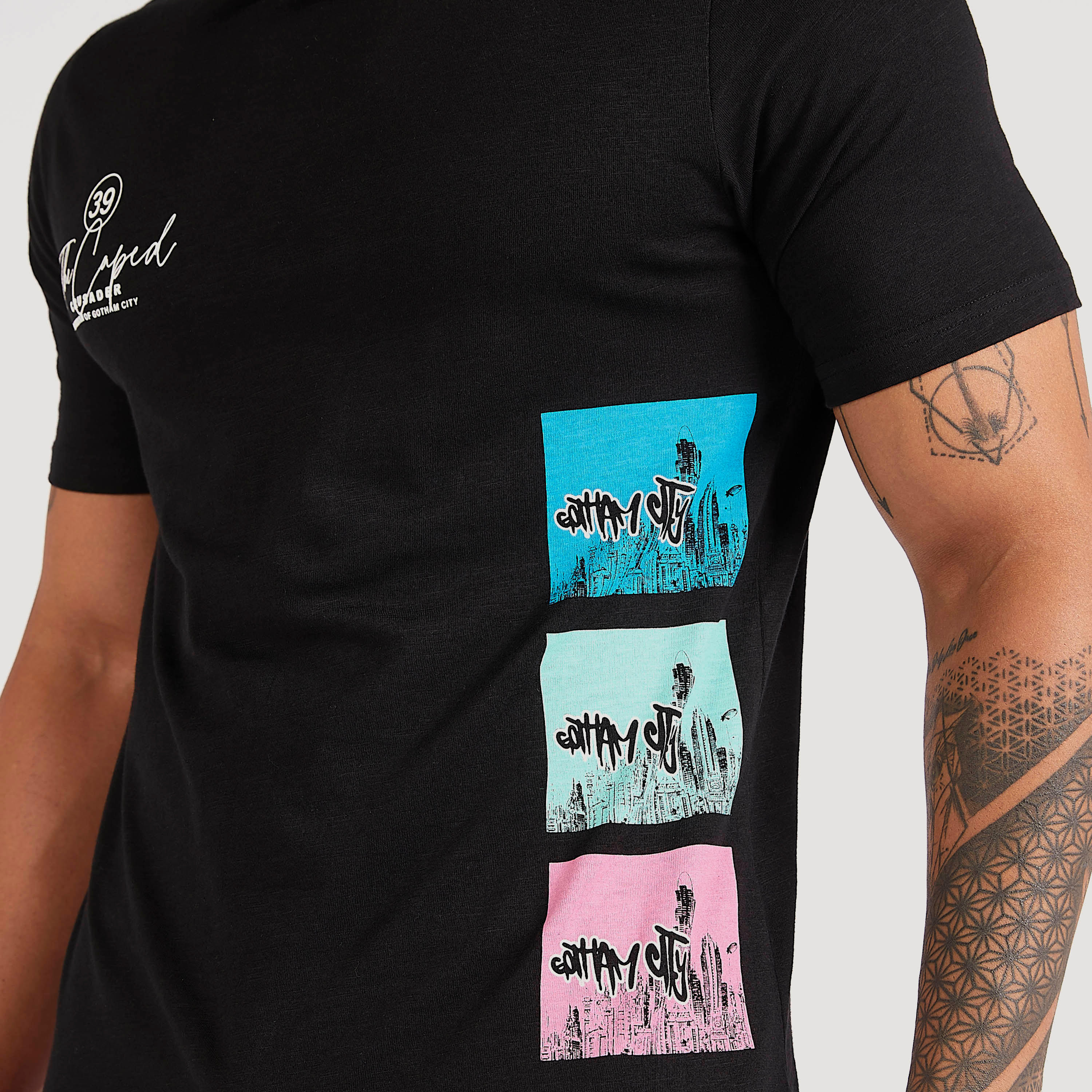 تيشيرت بياقة ضيقة وأكمام قصيرة وطبعات باتمان-men-clothing-tshirtsandpolos-tshirts-image-3