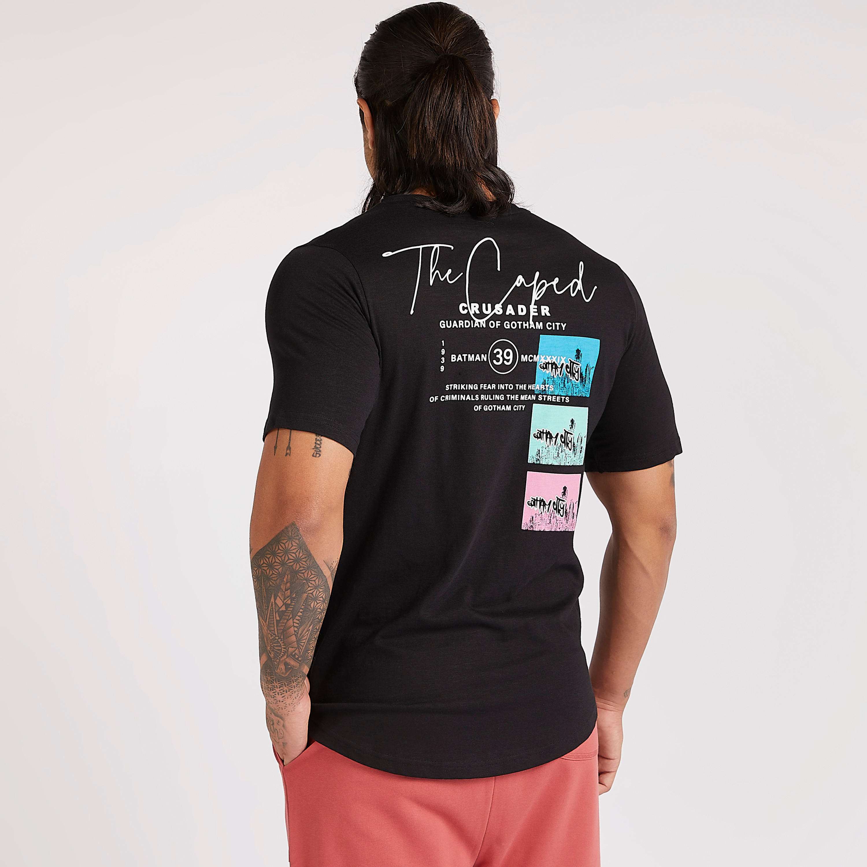 تيشيرت بياقة ضيقة وأكمام قصيرة وطبعات باتمان-men-clothing-tshirtsandpolos-tshirts-image-4