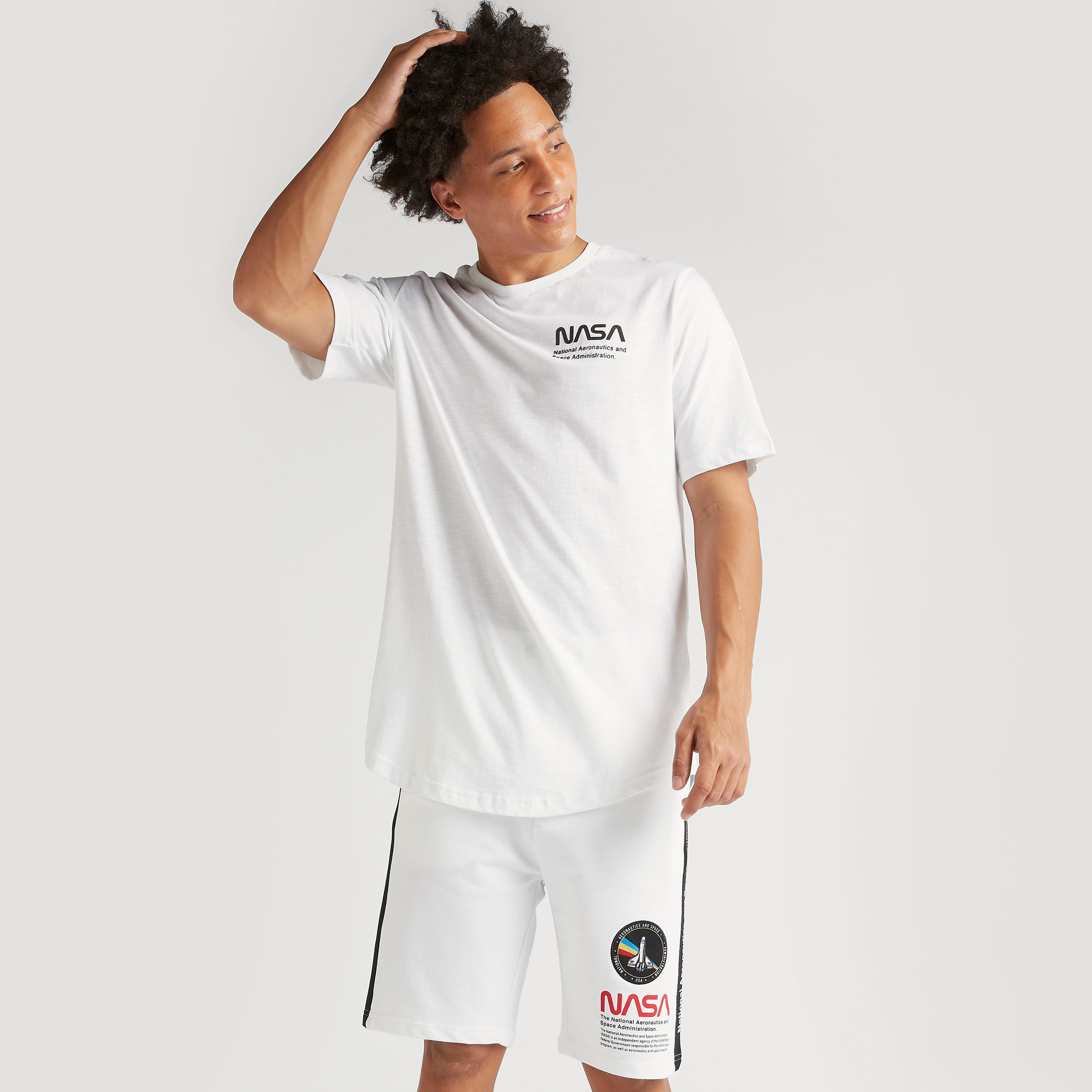 تيشيرت بياقة ضيقة وأكمام قصيرة وطبعات ناسا-men-clothing-tshirtsandpolos-tshirts-image-1