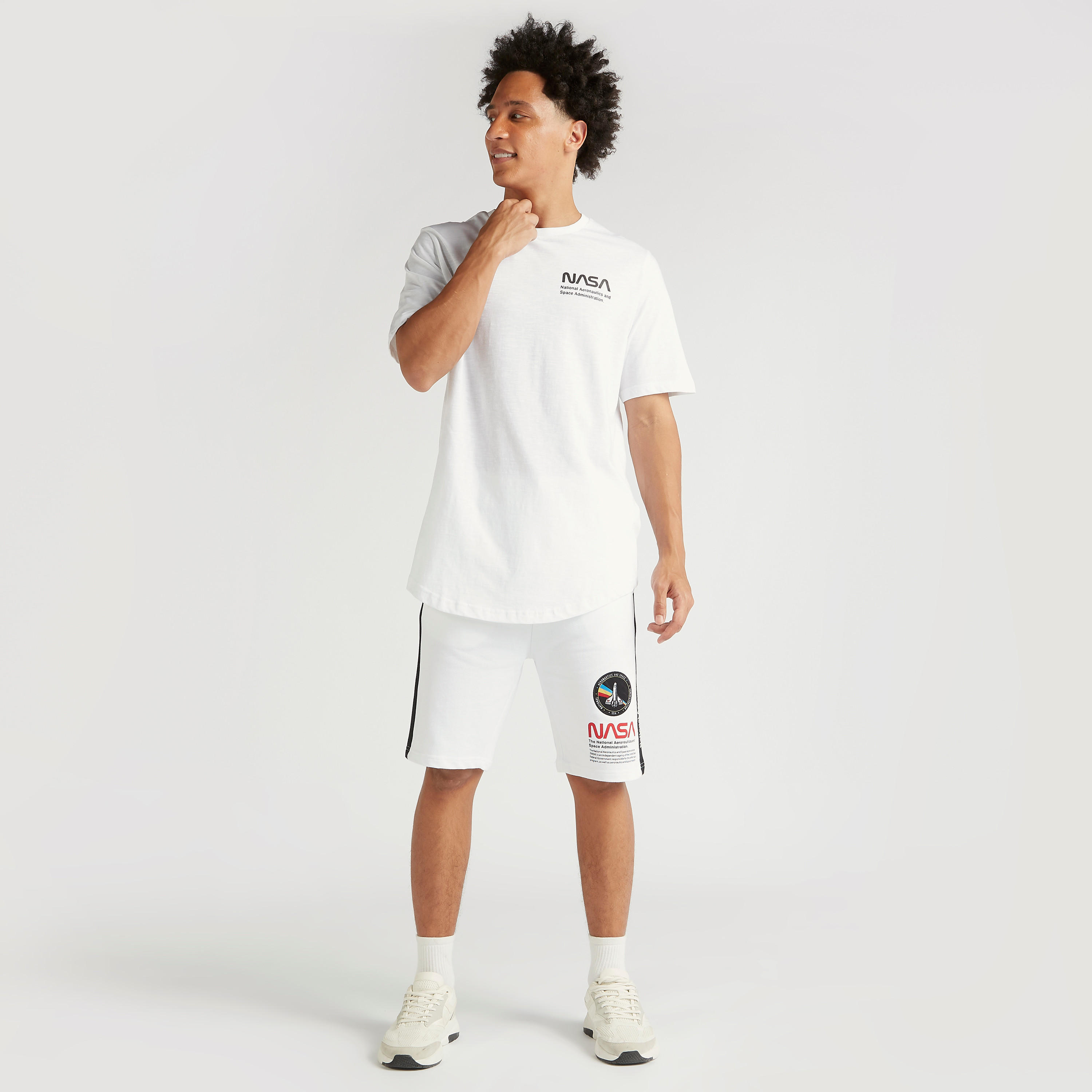 تيشيرت بياقة ضيقة وأكمام قصيرة وطبعات ناسا-men-clothing-tshirtsandpolos-tshirts-image-2