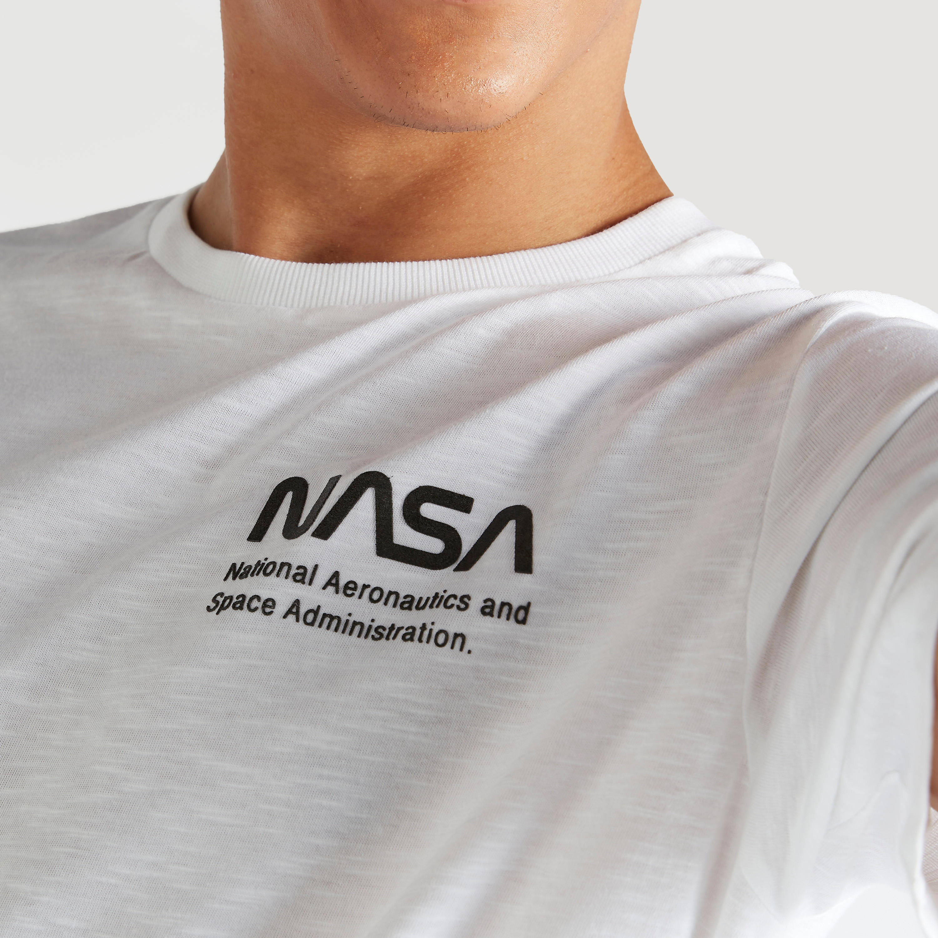 تيشيرت بياقة ضيقة وأكمام قصيرة وطبعات ناسا-men-clothing-tshirtsandpolos-tshirts-image-3
