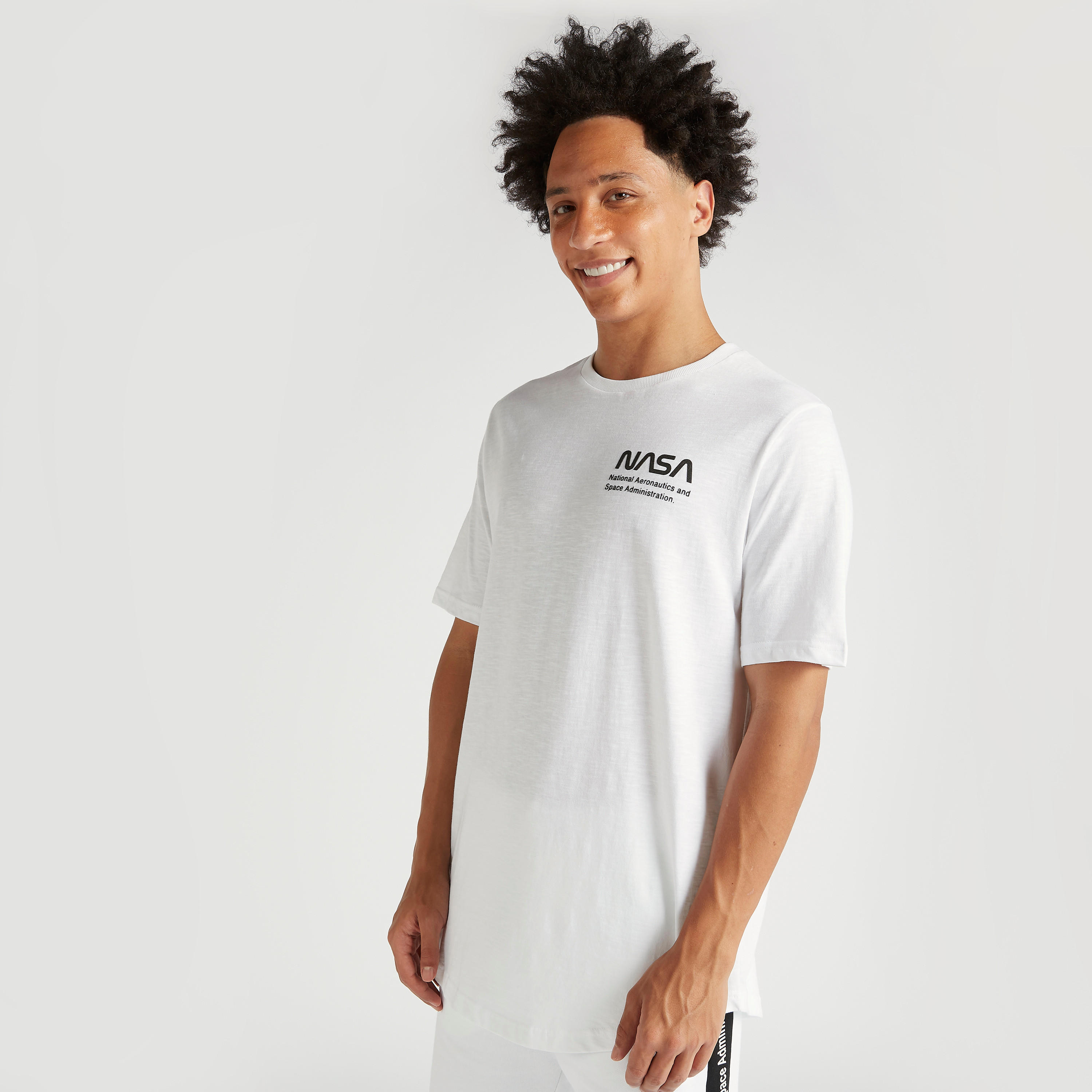 تيشيرت بياقة ضيقة وأكمام قصيرة وطبعات ناسا-men-clothing-tshirtsandpolos-tshirts-image-5