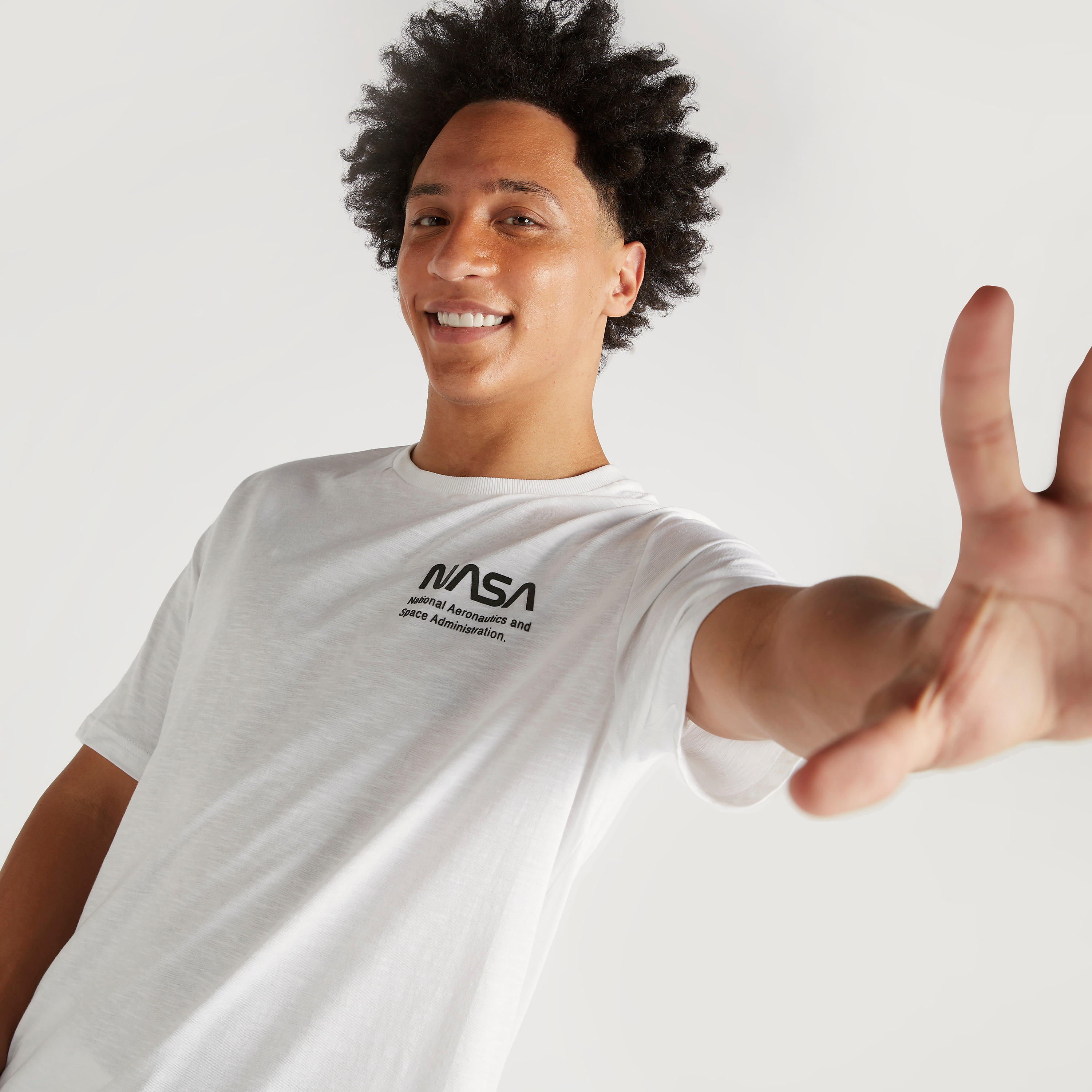 تيشيرت بياقة ضيقة وأكمام قصيرة وطبعات ناسا-men-clothing-tshirtsandpolos-tshirts-image-6