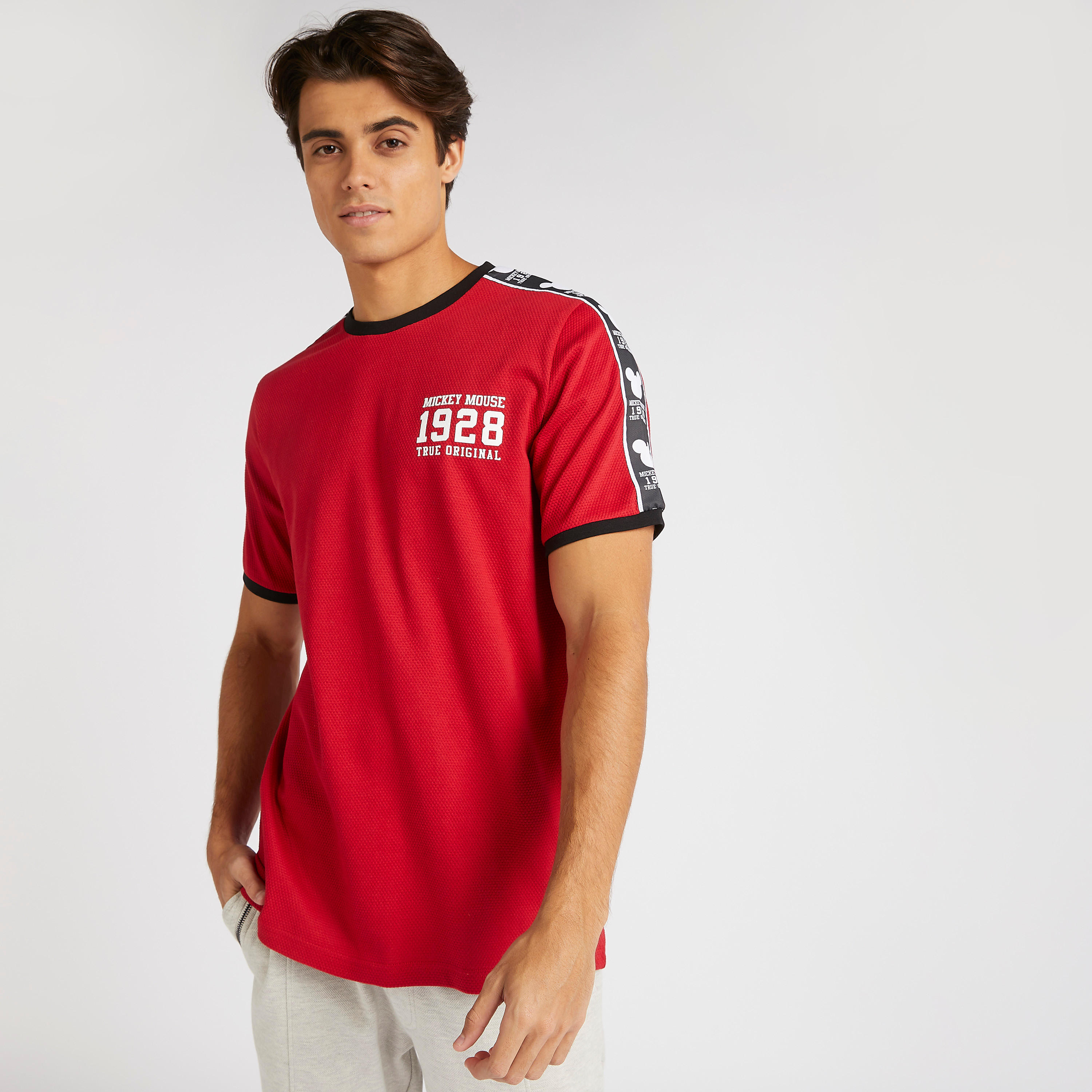 تيشيرت بياقة ضيّقة وطبعات ميكي ماوس-men-clothing-tshirtsandpolos-tshirts-image-5