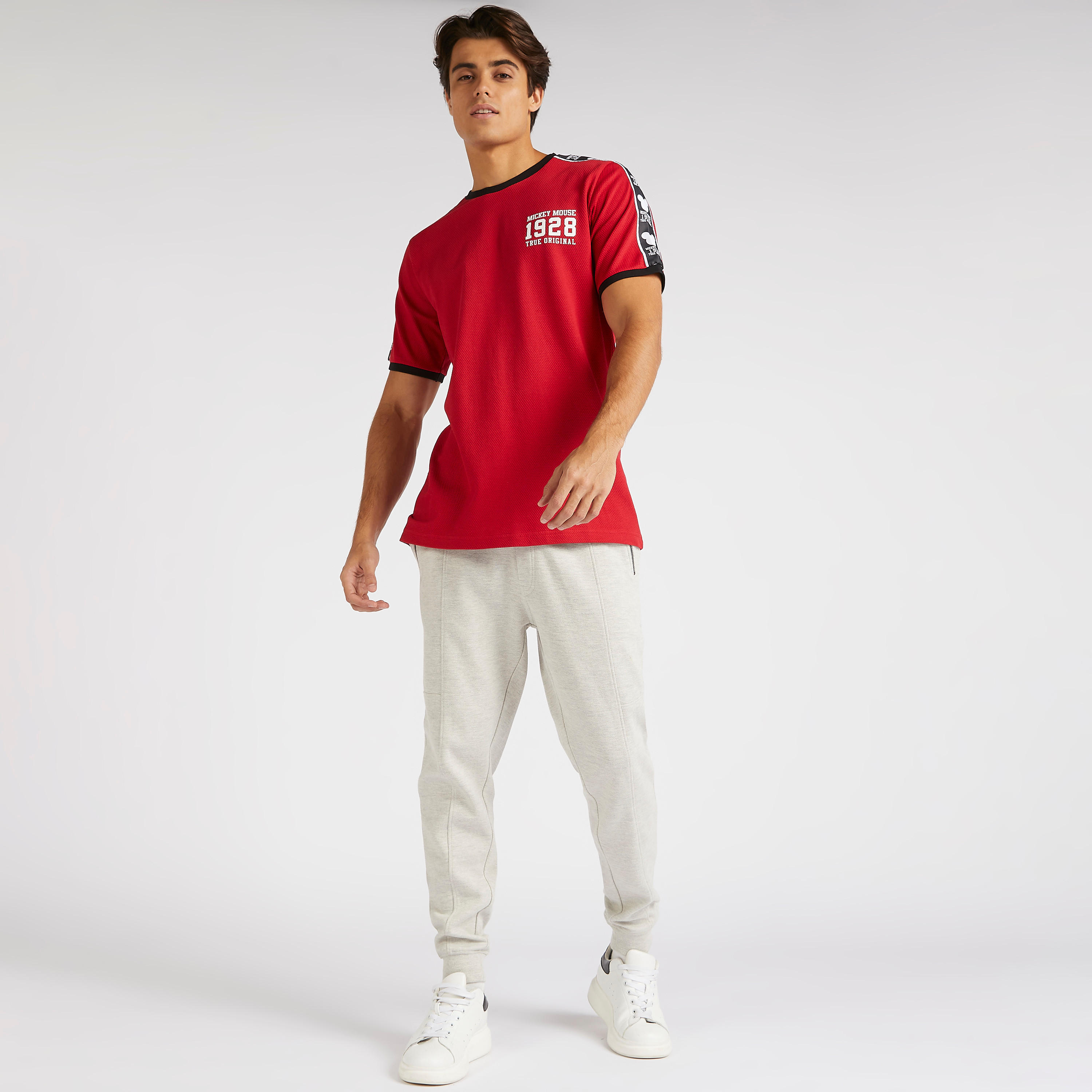 تيشيرت بياقة ضيّقة وطبعات ميكي ماوس-men-clothing-tshirtsandpolos-tshirts-image-4