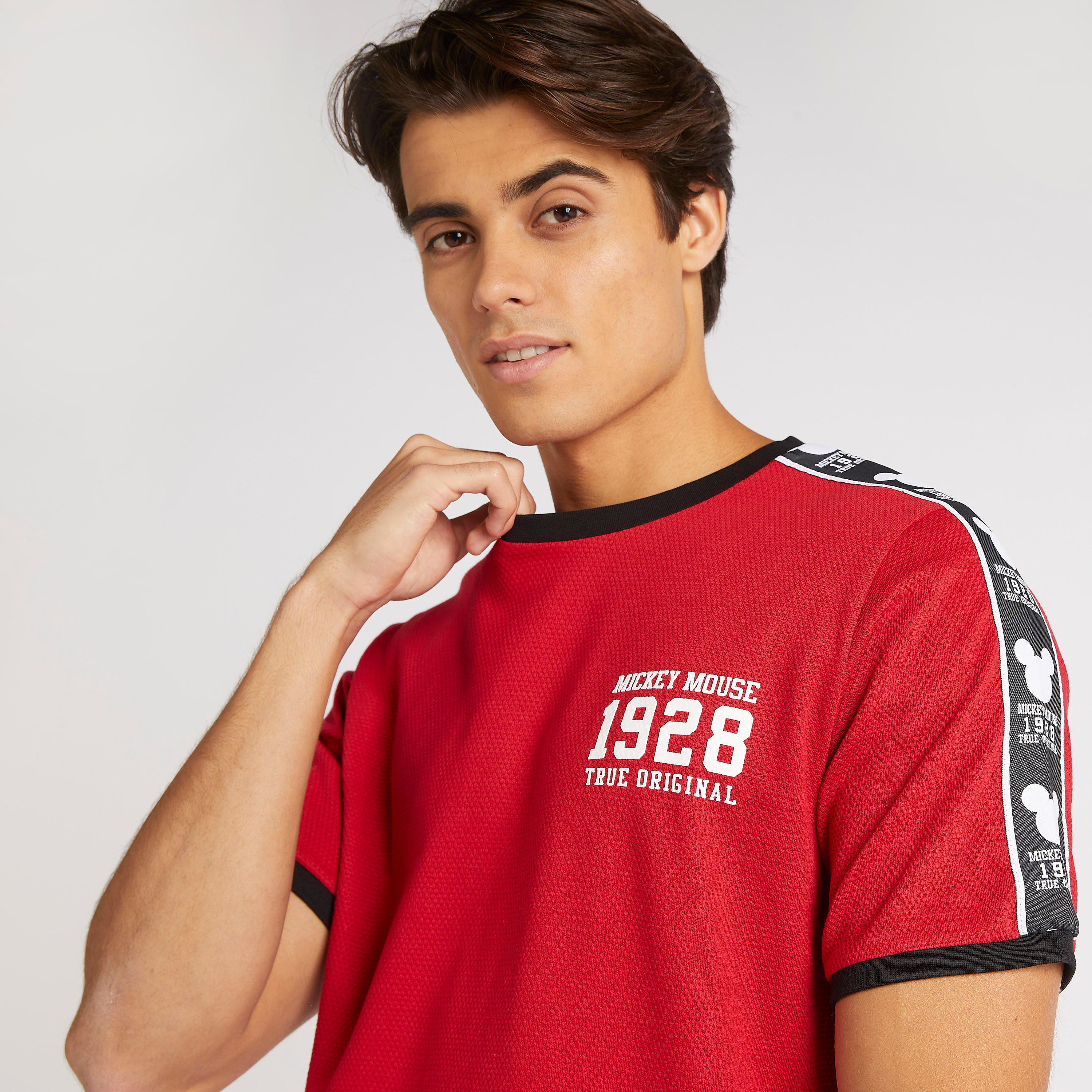 تيشيرت بياقة ضيّقة وطبعات ميكي ماوس-men-clothing-tshirtsandpolos-tshirts-image-3