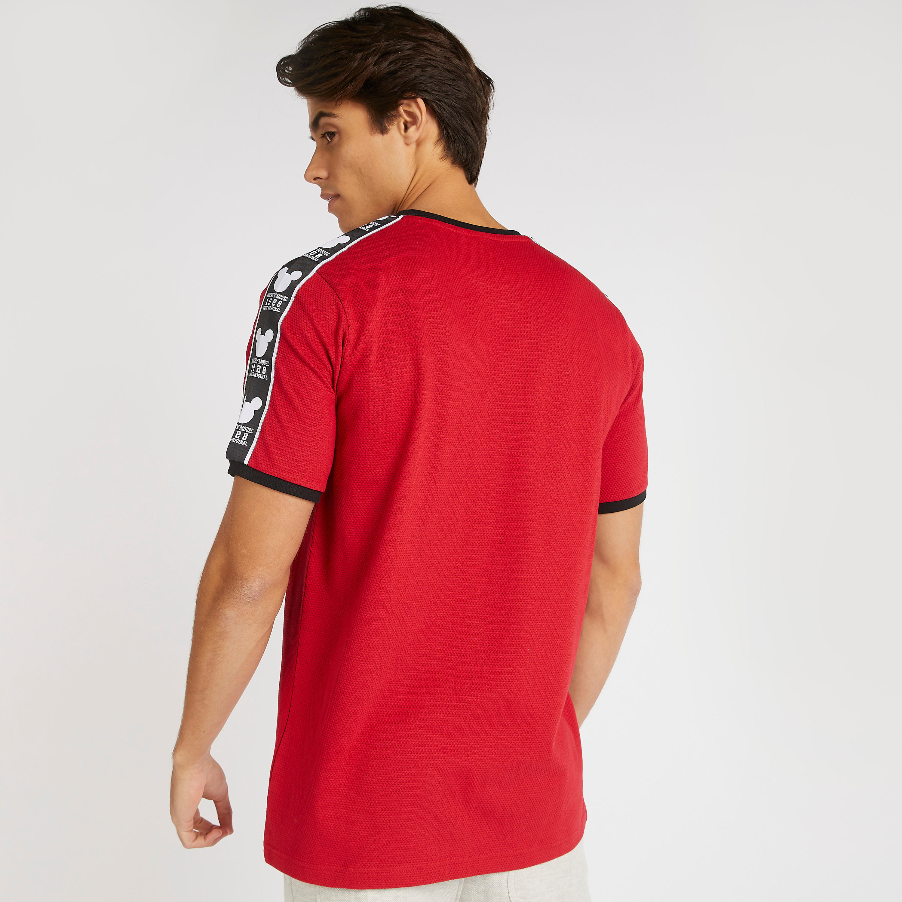 تيشيرت بياقة ضيّقة وطبعات ميكي ماوس-men-clothing-tshirtsandpolos-tshirts-image-2