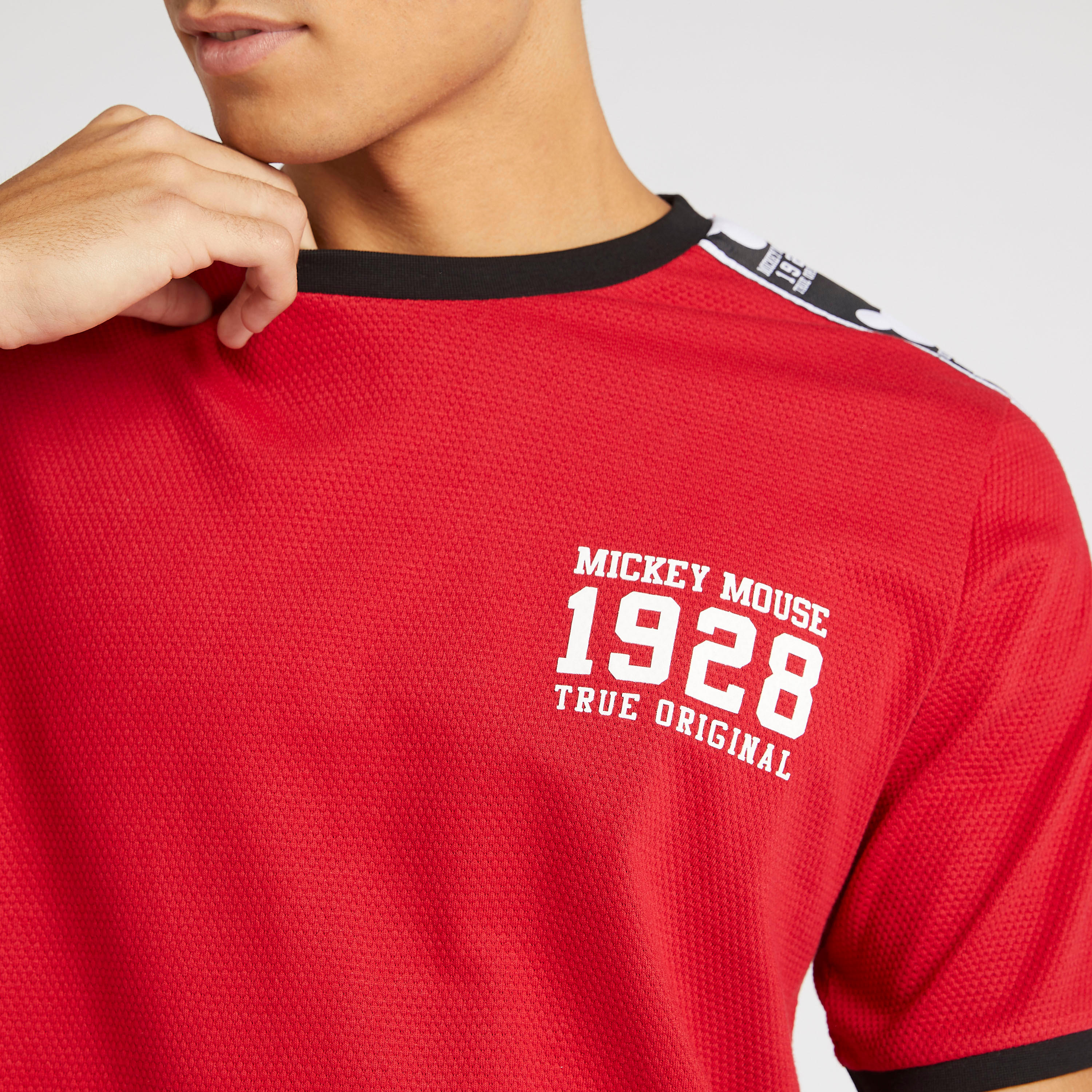 تيشيرت بياقة ضيّقة وطبعات ميكي ماوس-men-clothing-tshirtsandpolos-tshirts-image-1