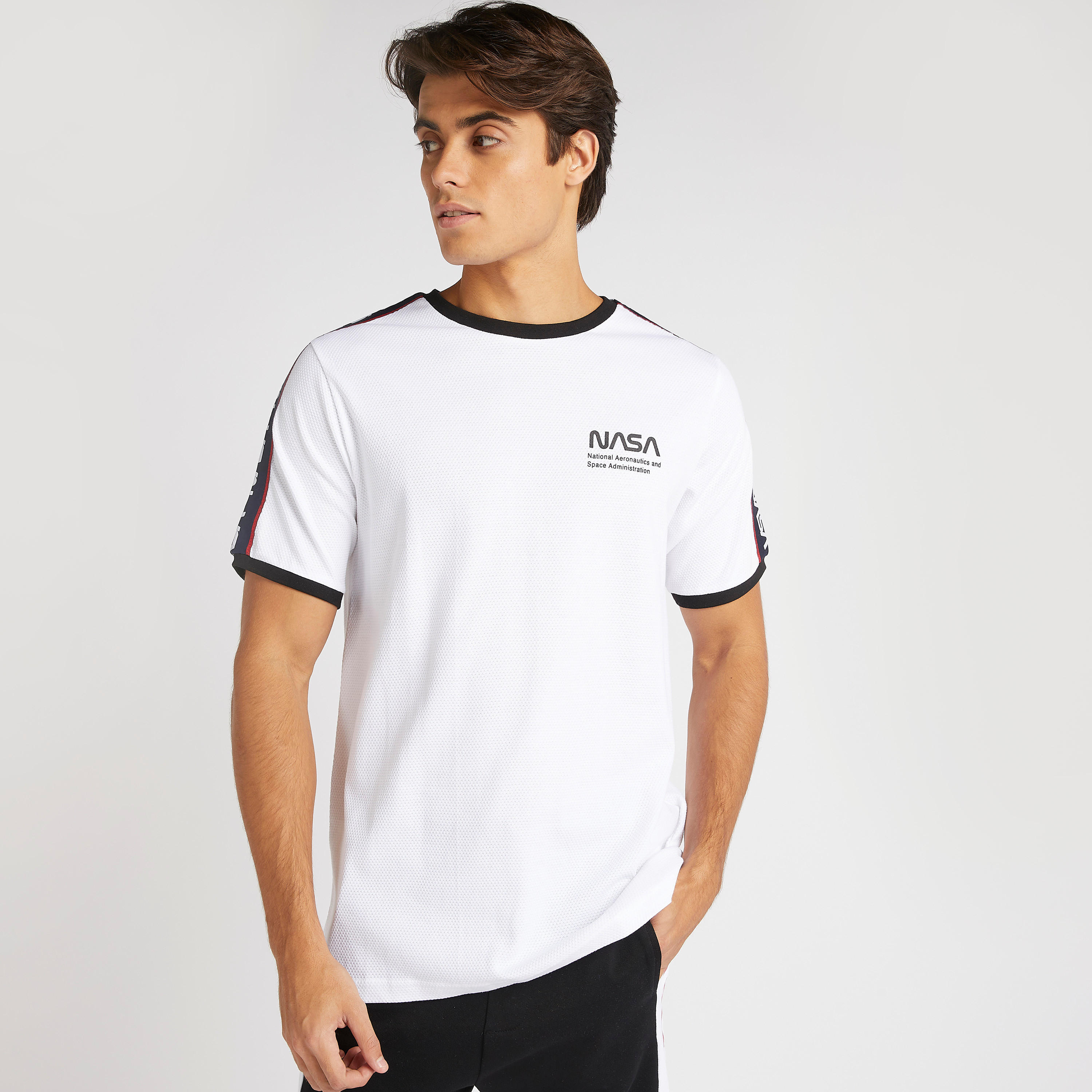 تيشيرت بياقة ضيّقة وأكمام قصيرة وطبعات ناسا-men-clothing-tshirtsandpolos-tshirts-image-1