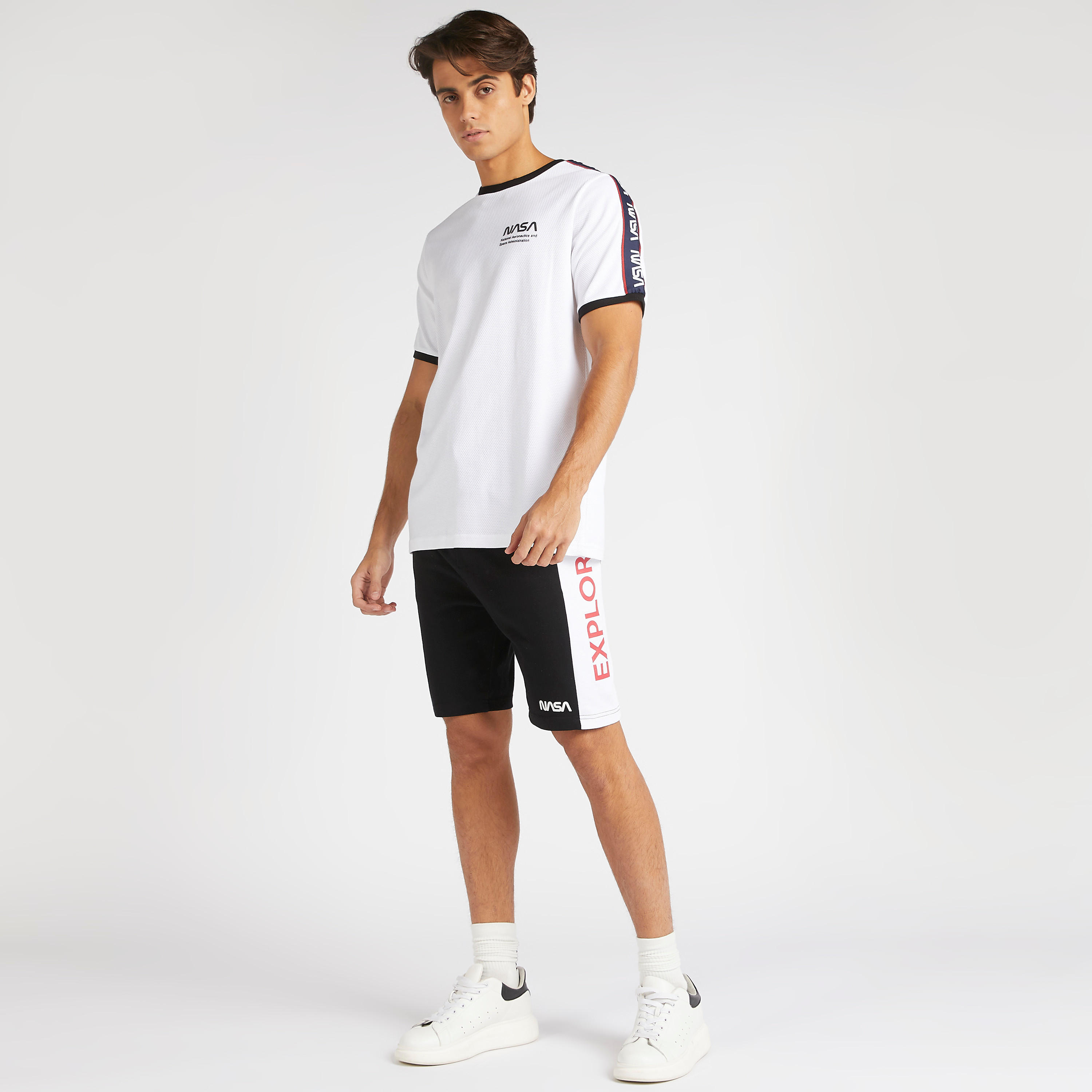 تيشيرت بياقة ضيّقة وأكمام قصيرة وطبعات ناسا-men-clothing-tshirtsandpolos-tshirts-image-2