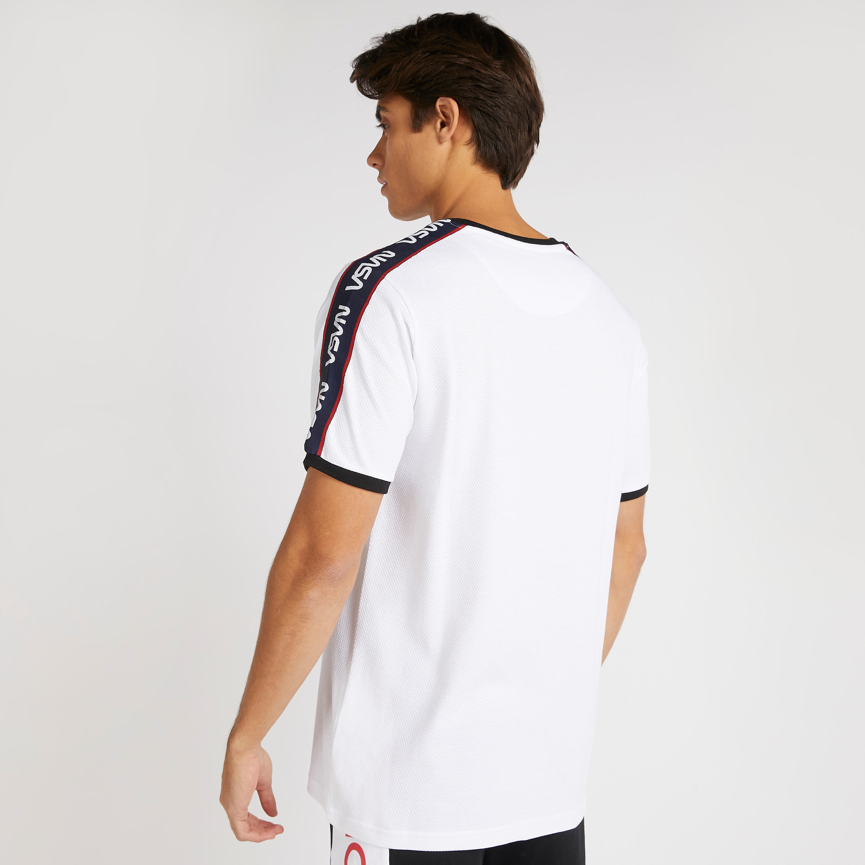 تيشيرت بياقة ضيّقة وأكمام قصيرة وطبعات ناسا-men-clothing-tshirtsandpolos-tshirts-image-4