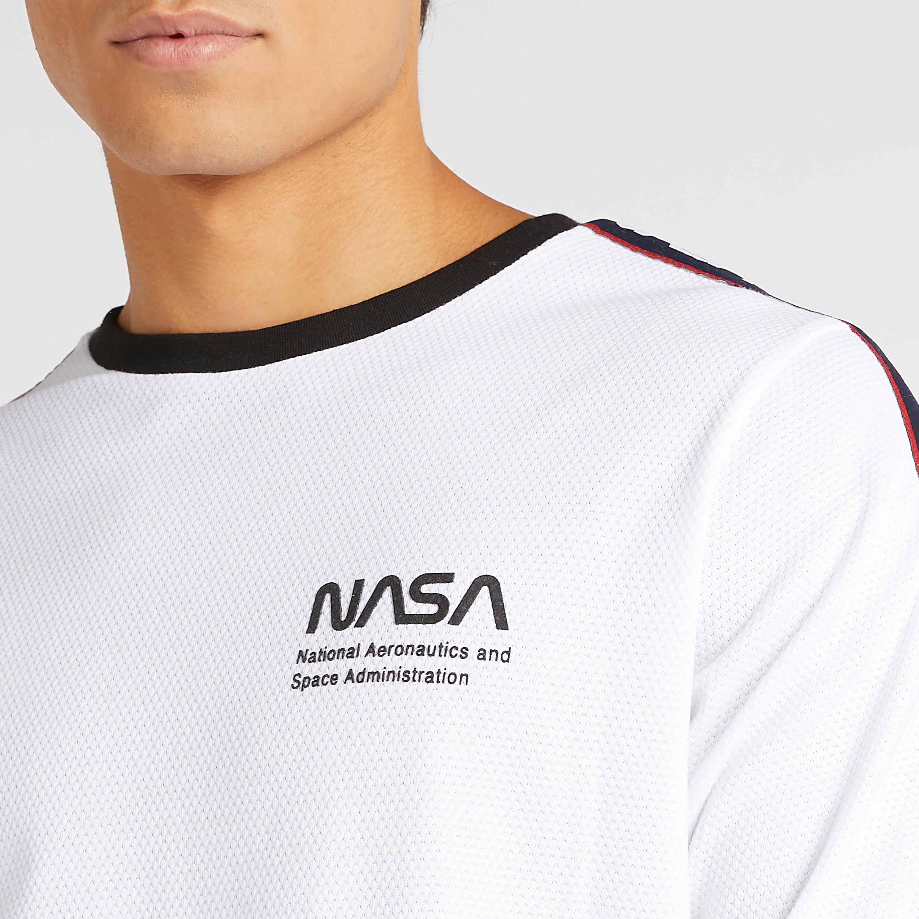 تيشيرت بياقة ضيّقة وأكمام قصيرة وطبعات ناسا-men-clothing-tshirtsandpolos-tshirts-image-5