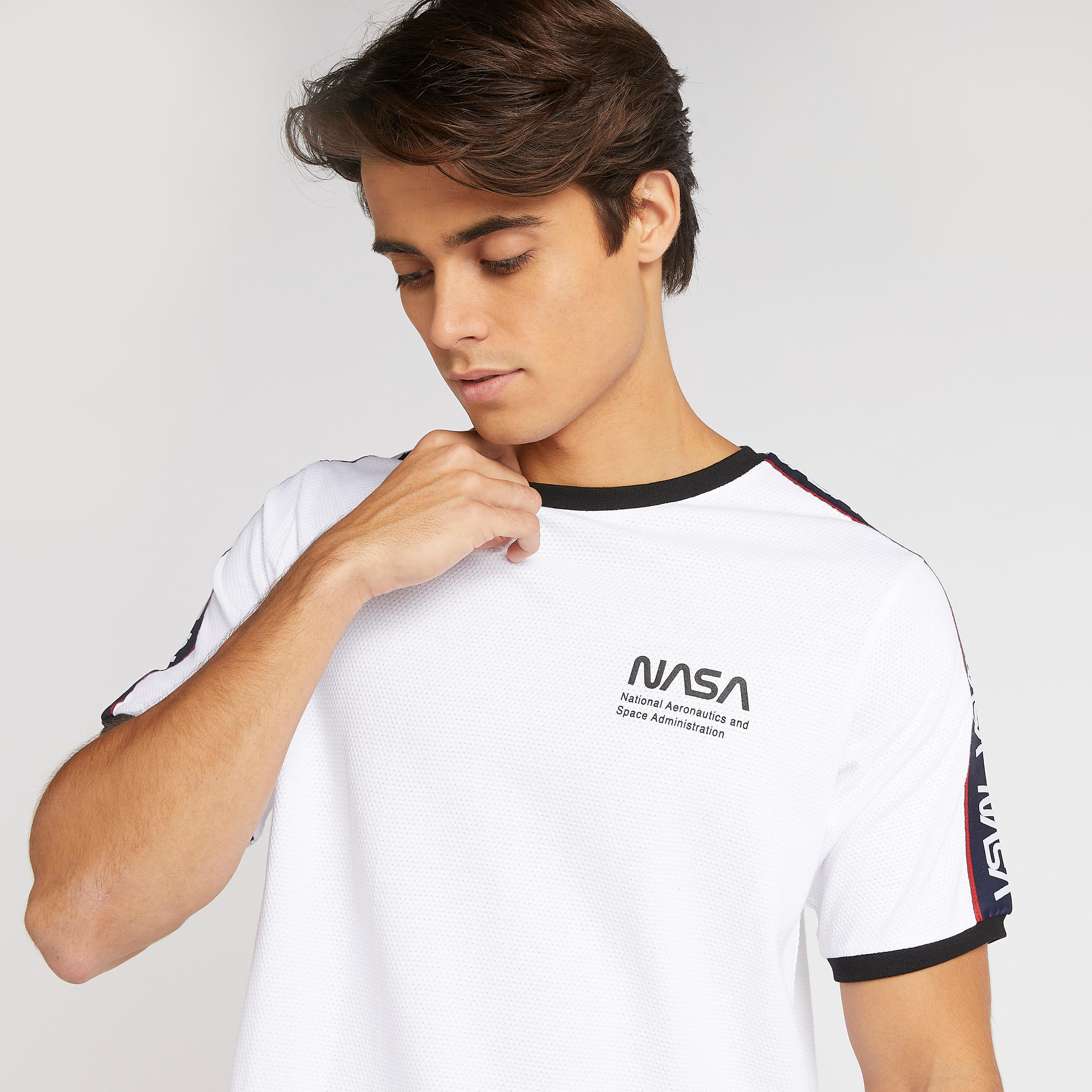 تيشيرت بياقة ضيّقة وأكمام قصيرة وطبعات ناسا-men-clothing-tshirtsandpolos-tshirts-image-6
