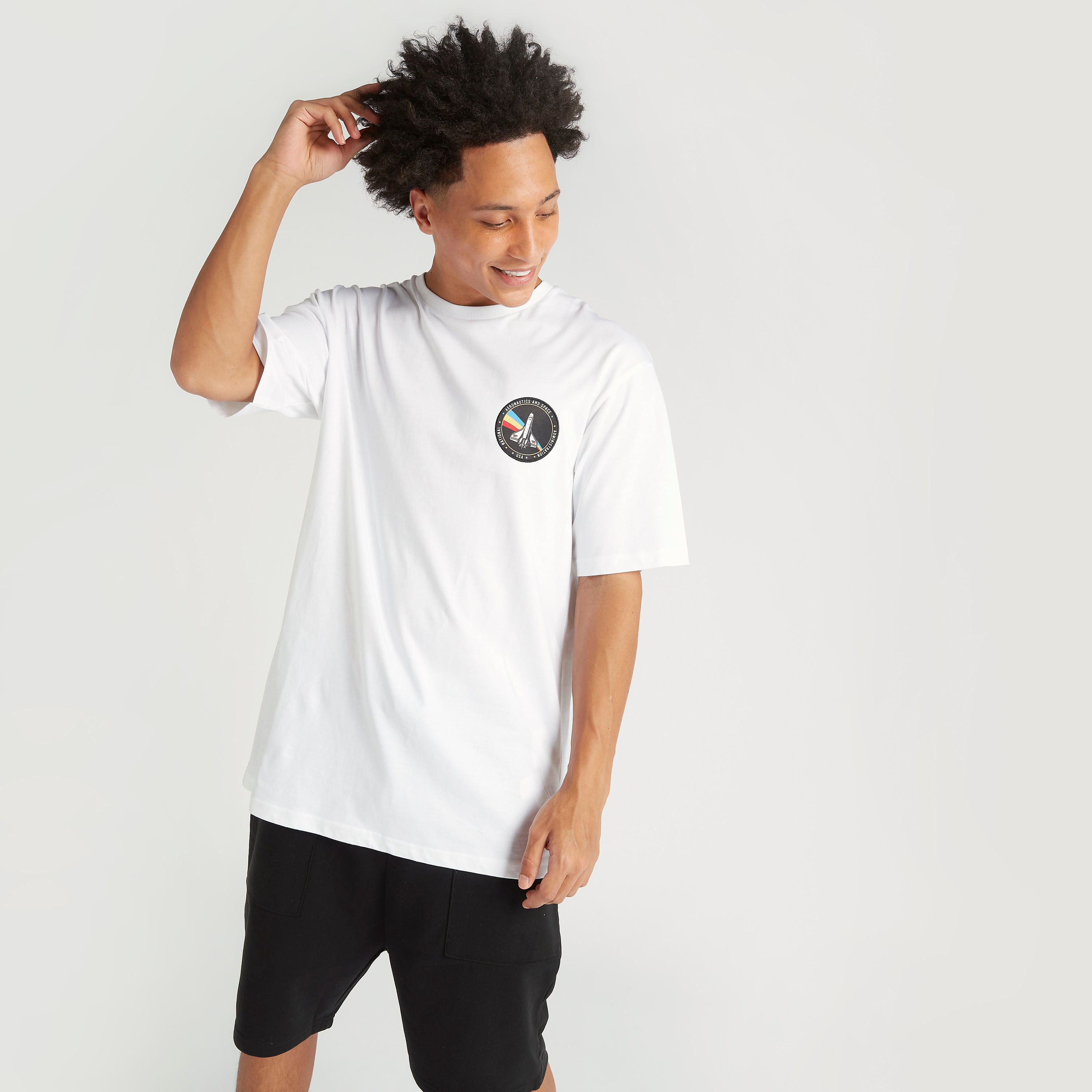 تيشيرت بياقة ضيقة وأكمام قصيرة وطبعات ناسا-men-clothing-tshirtsandpolos-tshirts-image-1