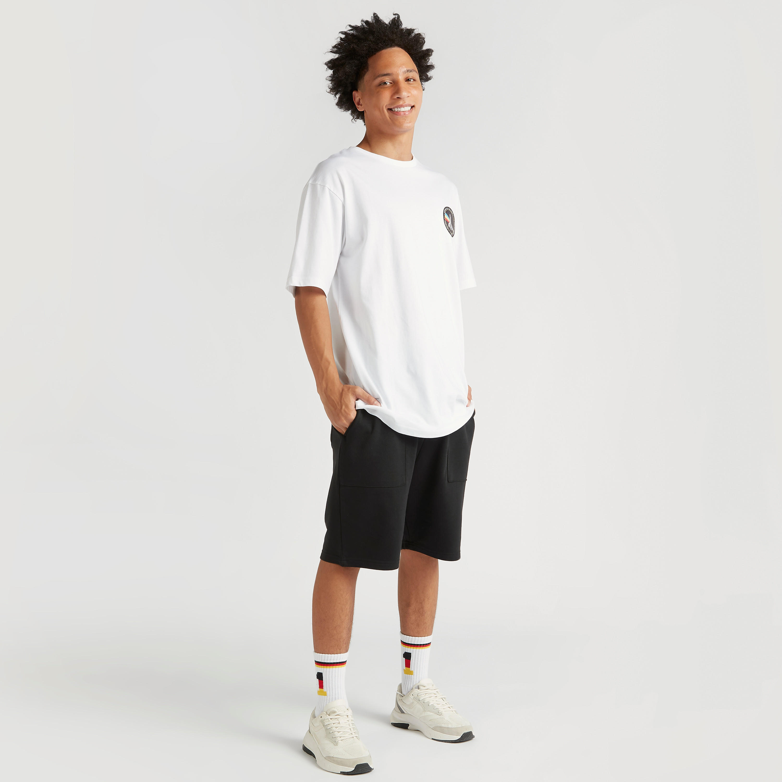 تيشيرت بياقة ضيقة وأكمام قصيرة وطبعات ناسا-men-clothing-tshirtsandpolos-tshirts-image-2