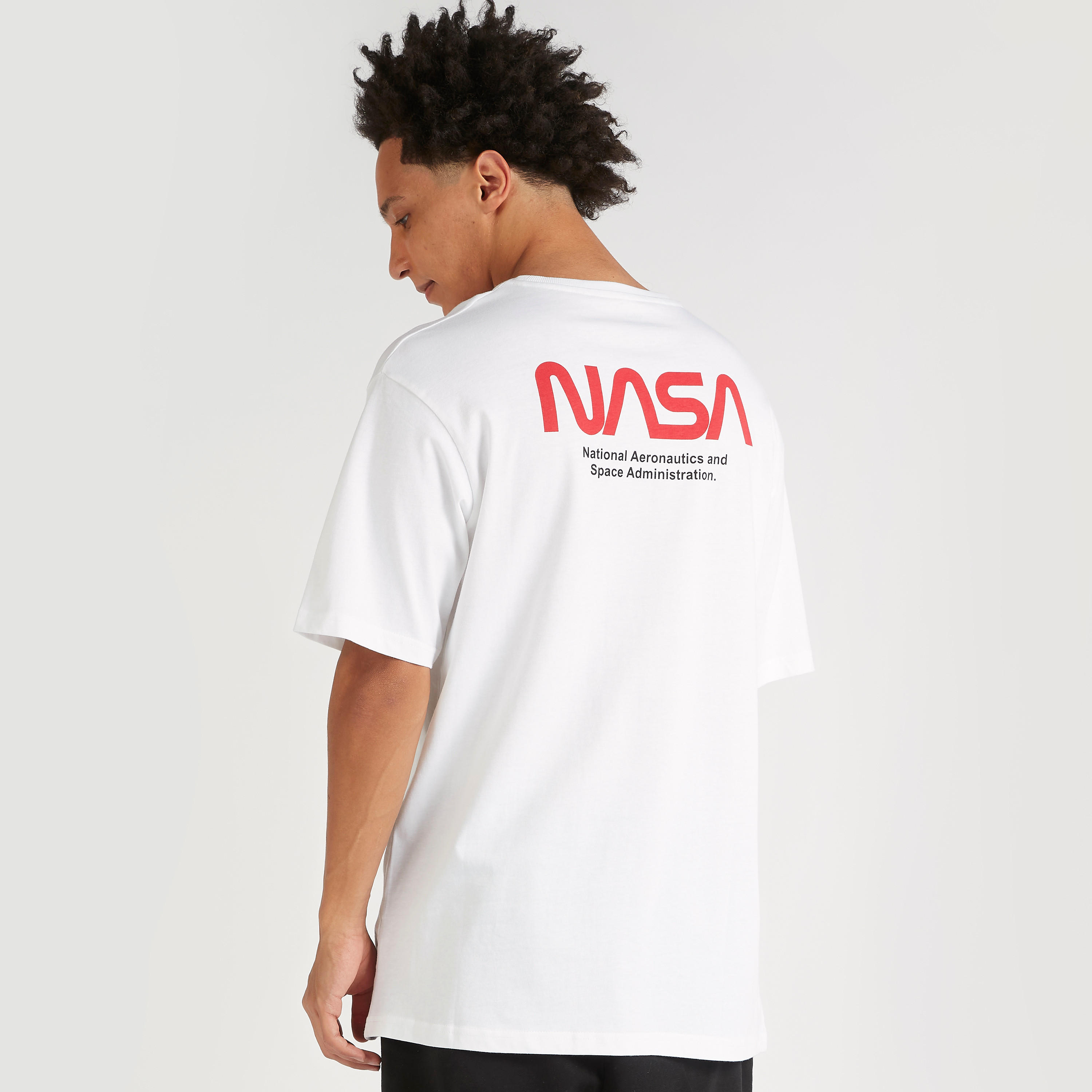 تيشيرت بياقة ضيقة وأكمام قصيرة وطبعات ناسا-men-clothing-tshirtsandpolos-tshirts-image-4