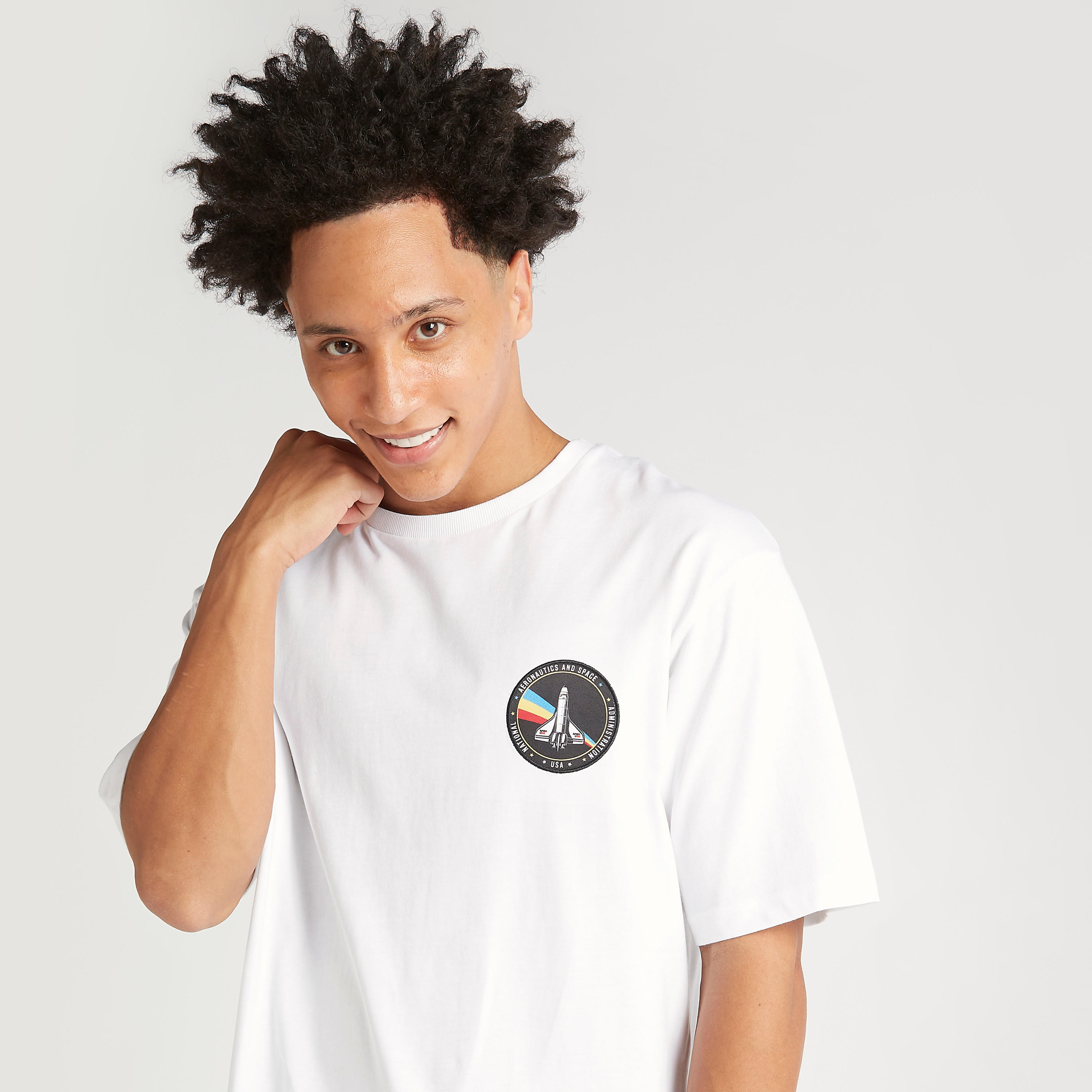 تيشيرت بياقة ضيقة وأكمام قصيرة وطبعات ناسا-men-clothing-tshirtsandpolos-tshirts-image-5