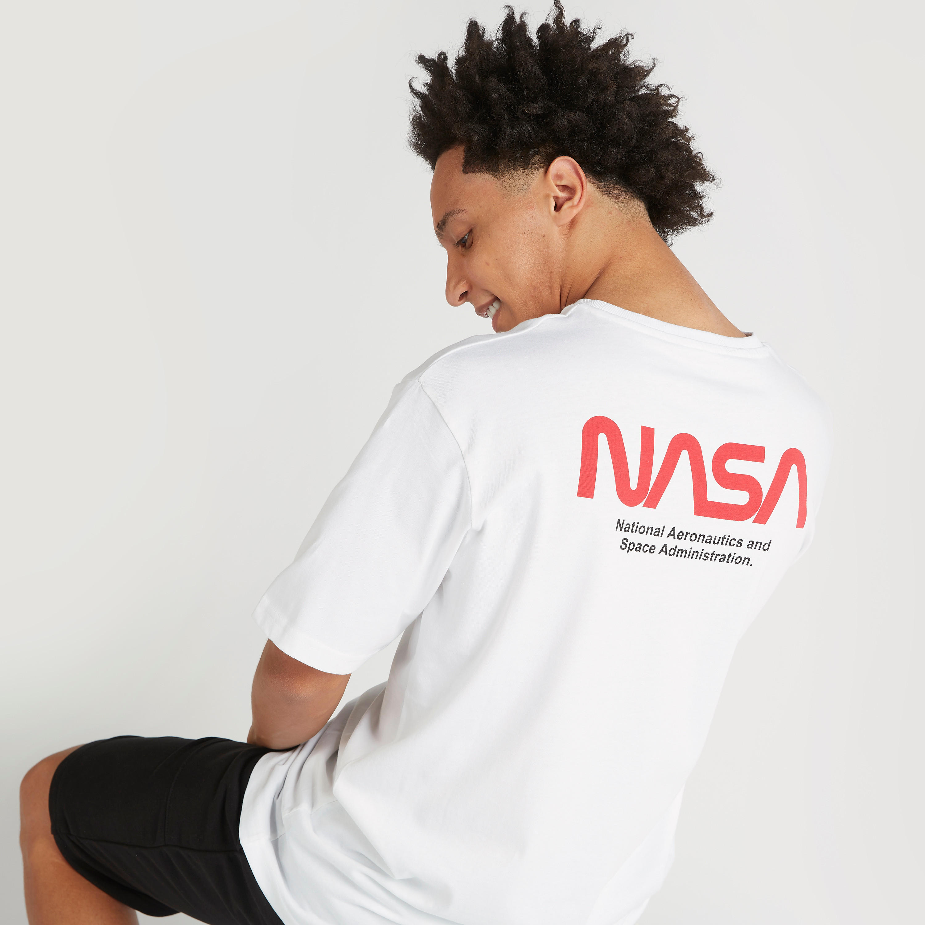 تيشيرت بياقة ضيقة وأكمام قصيرة وطبعات ناسا-men-clothing-tshirtsandpolos-tshirts-image-6