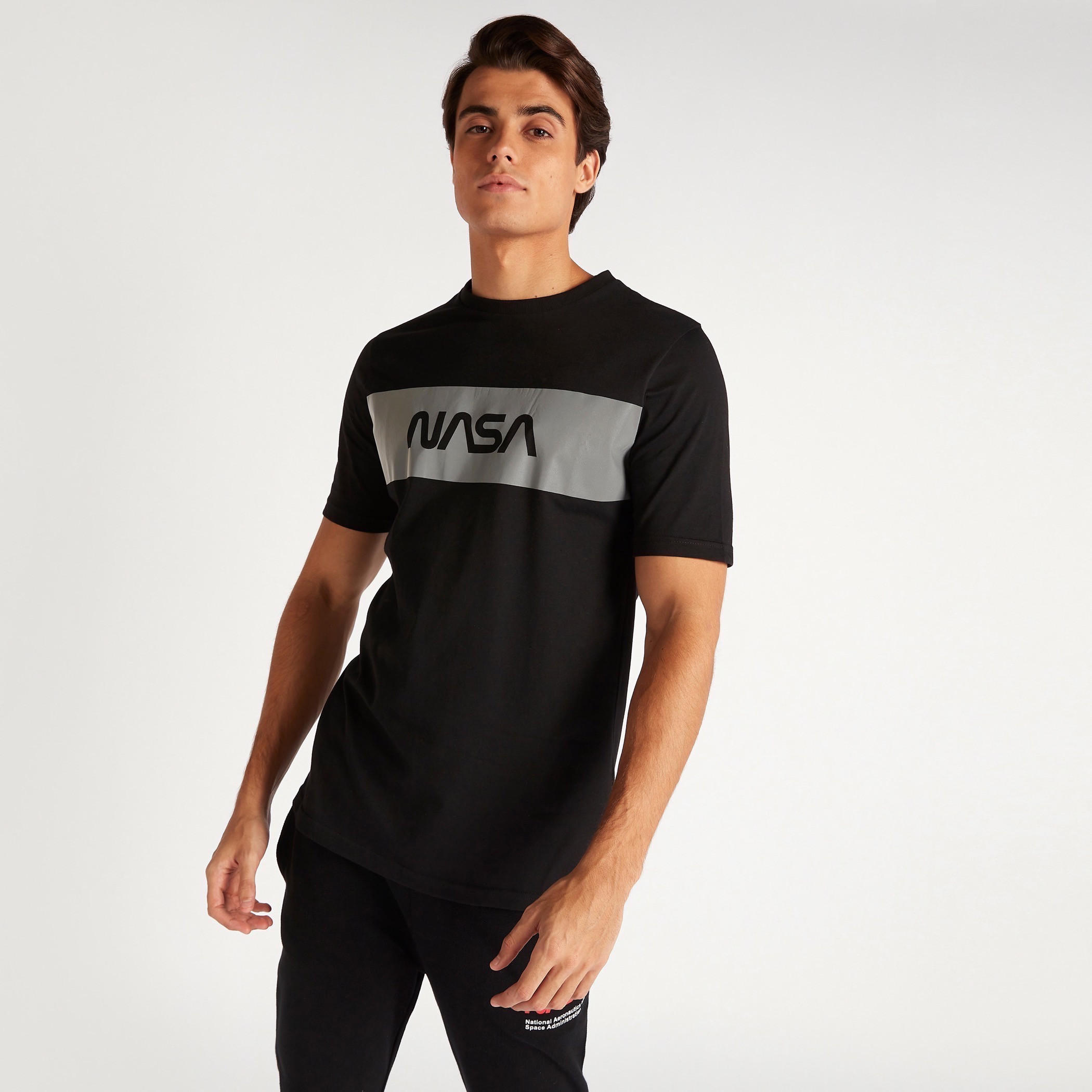 تيشيرت بياقة ضيّقة وأكمام قصيرة وطبعات ناسا-men-clothing-tshirtsandpolos-tshirts-image-1