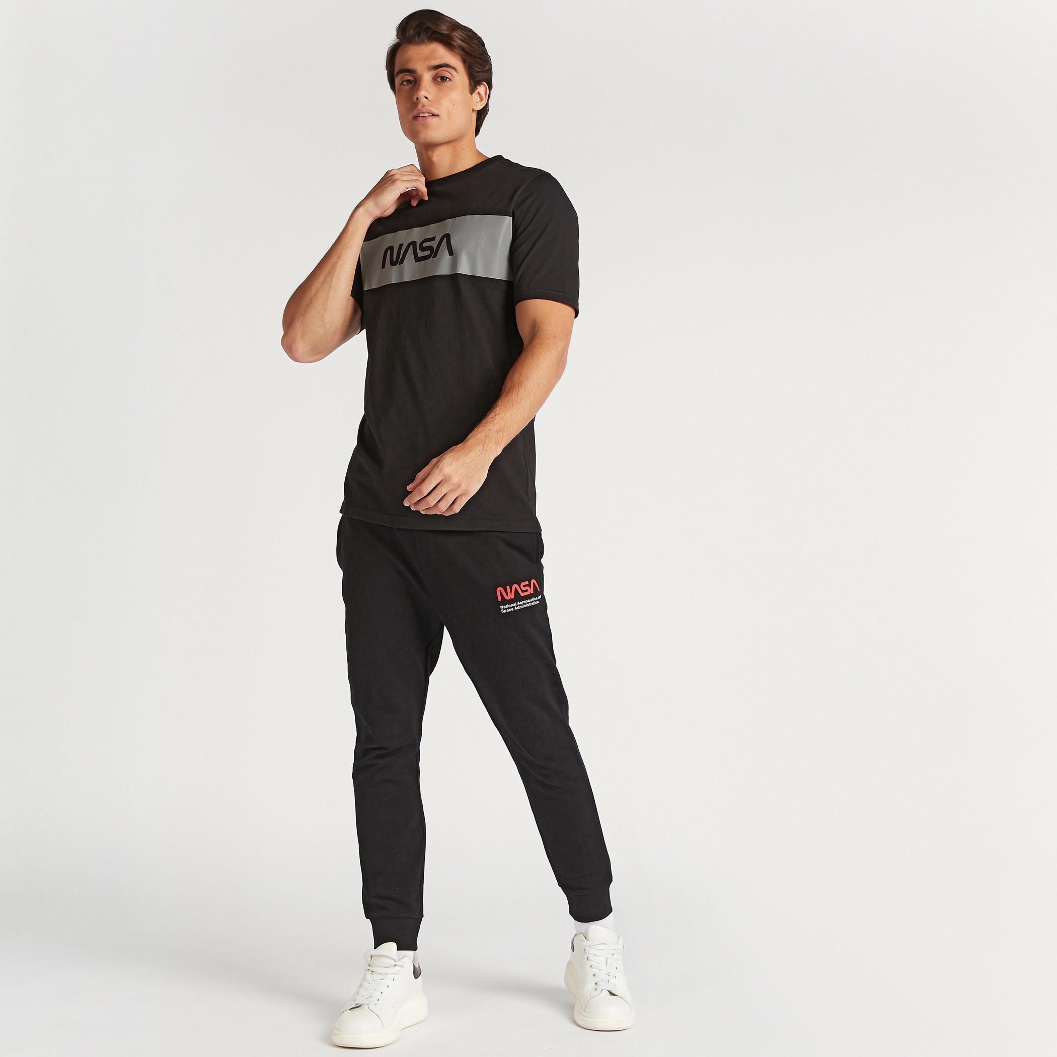 تيشيرت بياقة ضيّقة وأكمام قصيرة وطبعات ناسا-men-clothing-tshirtsandpolos-tshirts-image-2