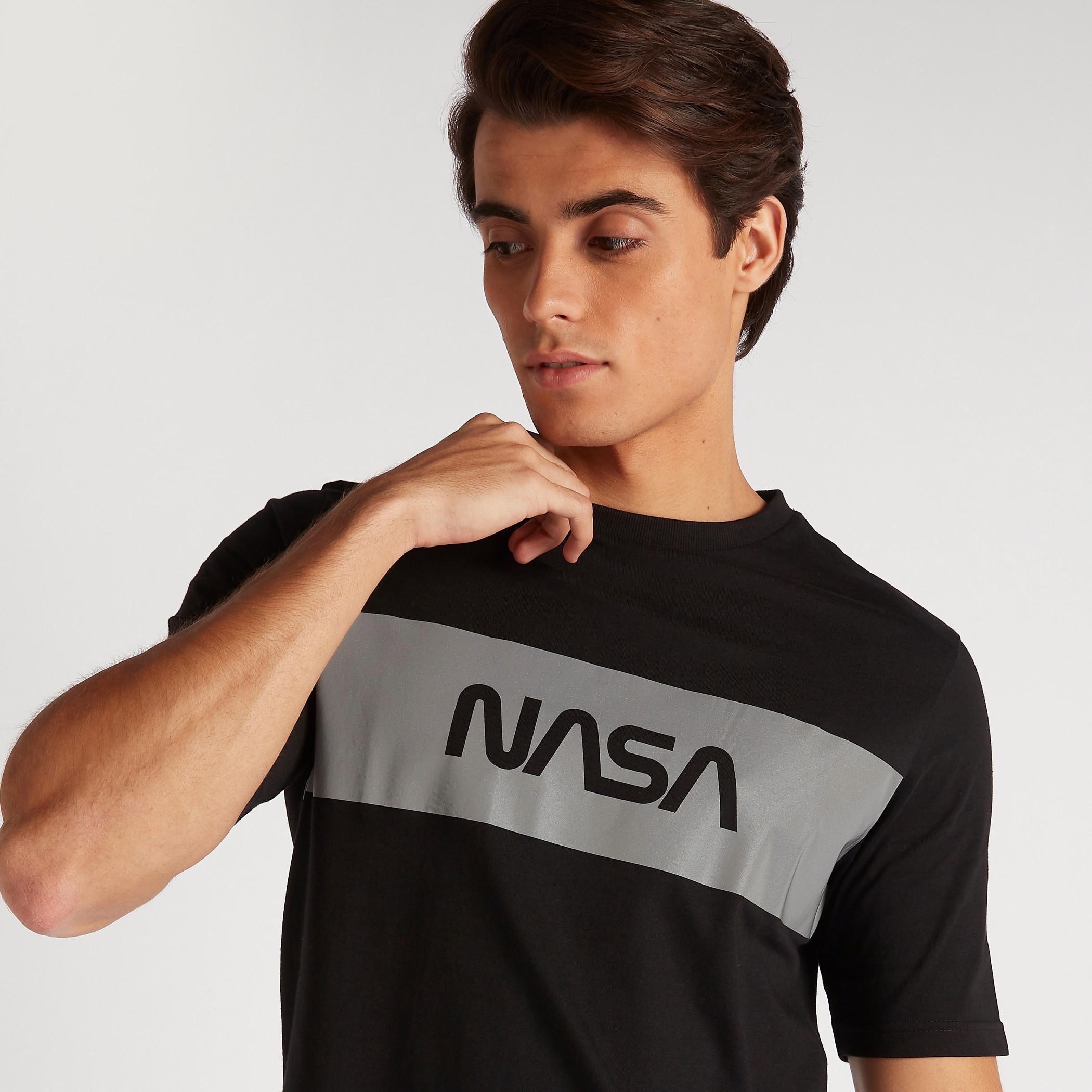 تيشيرت بياقة ضيّقة وأكمام قصيرة وطبعات ناسا-men-clothing-tshirtsandpolos-tshirts-image-3