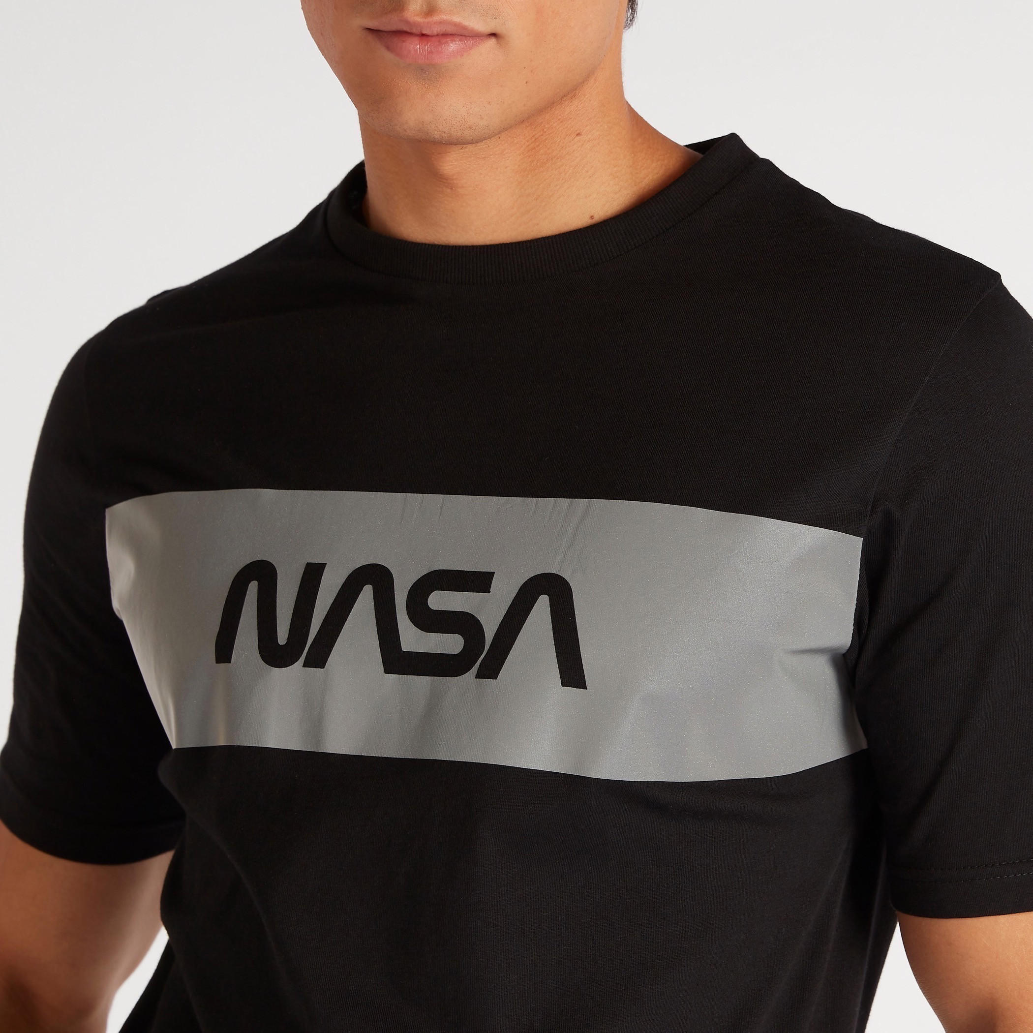 تيشيرت بياقة ضيّقة وأكمام قصيرة وطبعات ناسا-men-clothing-tshirtsandpolos-tshirts-image-5