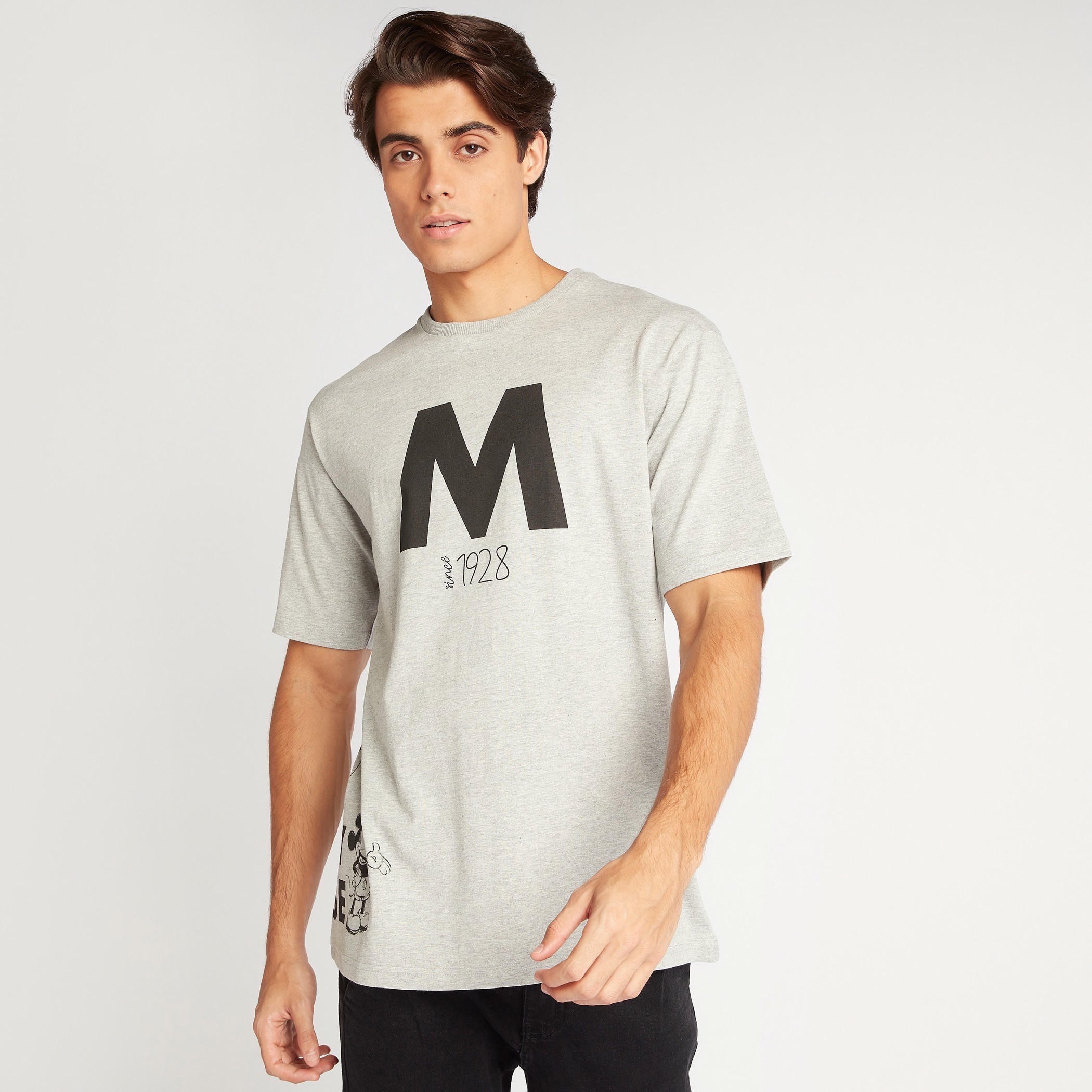 تيشيرت بقصة مريحة وياقة ضيّقة وطبعات ميكي ماوس-men-clothing-tshirtsandpolos-tshirts-image-1