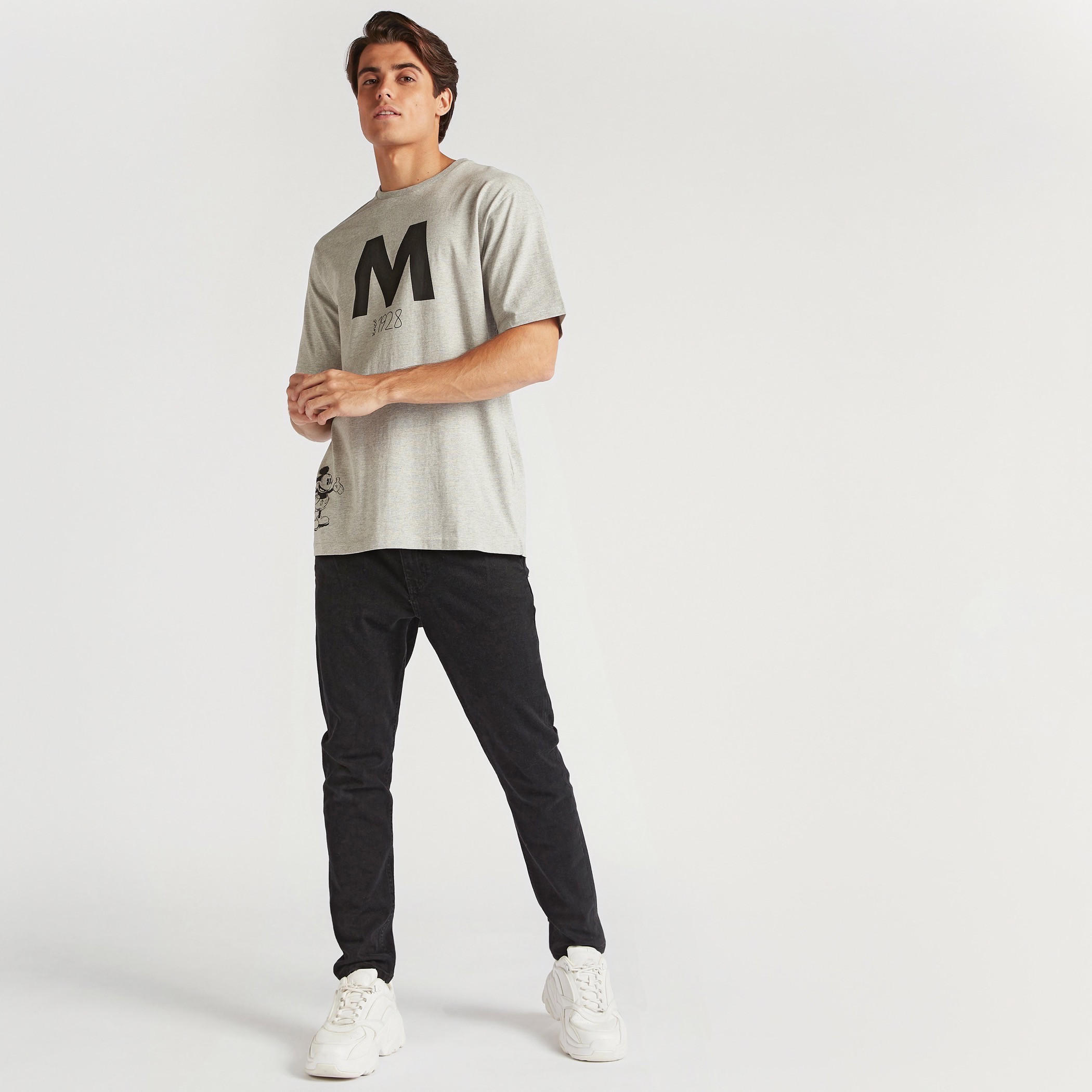 تيشيرت بقصة مريحة وياقة ضيّقة وطبعات ميكي ماوس-men-clothing-tshirtsandpolos-tshirts-image-2