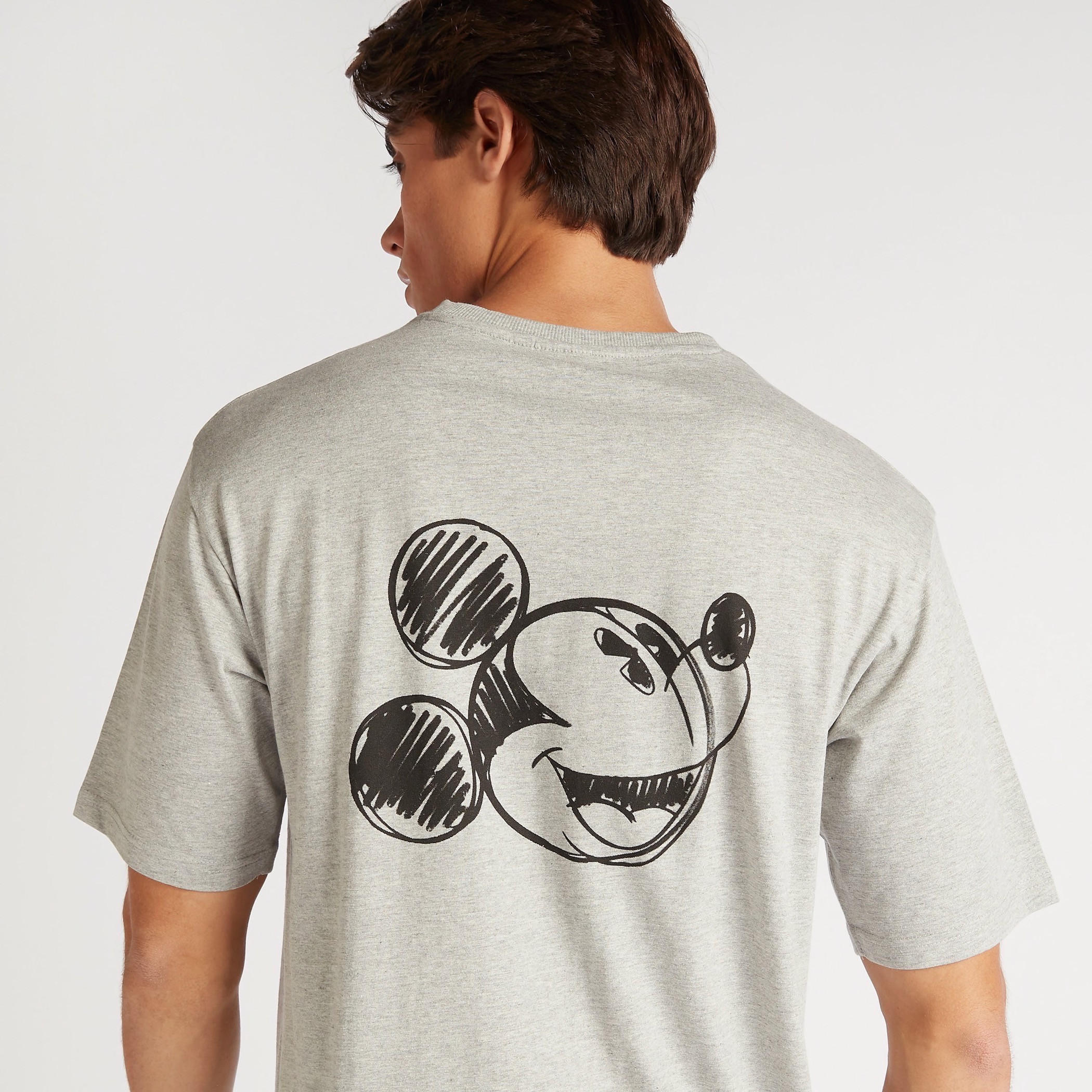 تيشيرت بقصة مريحة وياقة ضيّقة وطبعات ميكي ماوس-men-clothing-tshirtsandpolos-tshirts-image-3