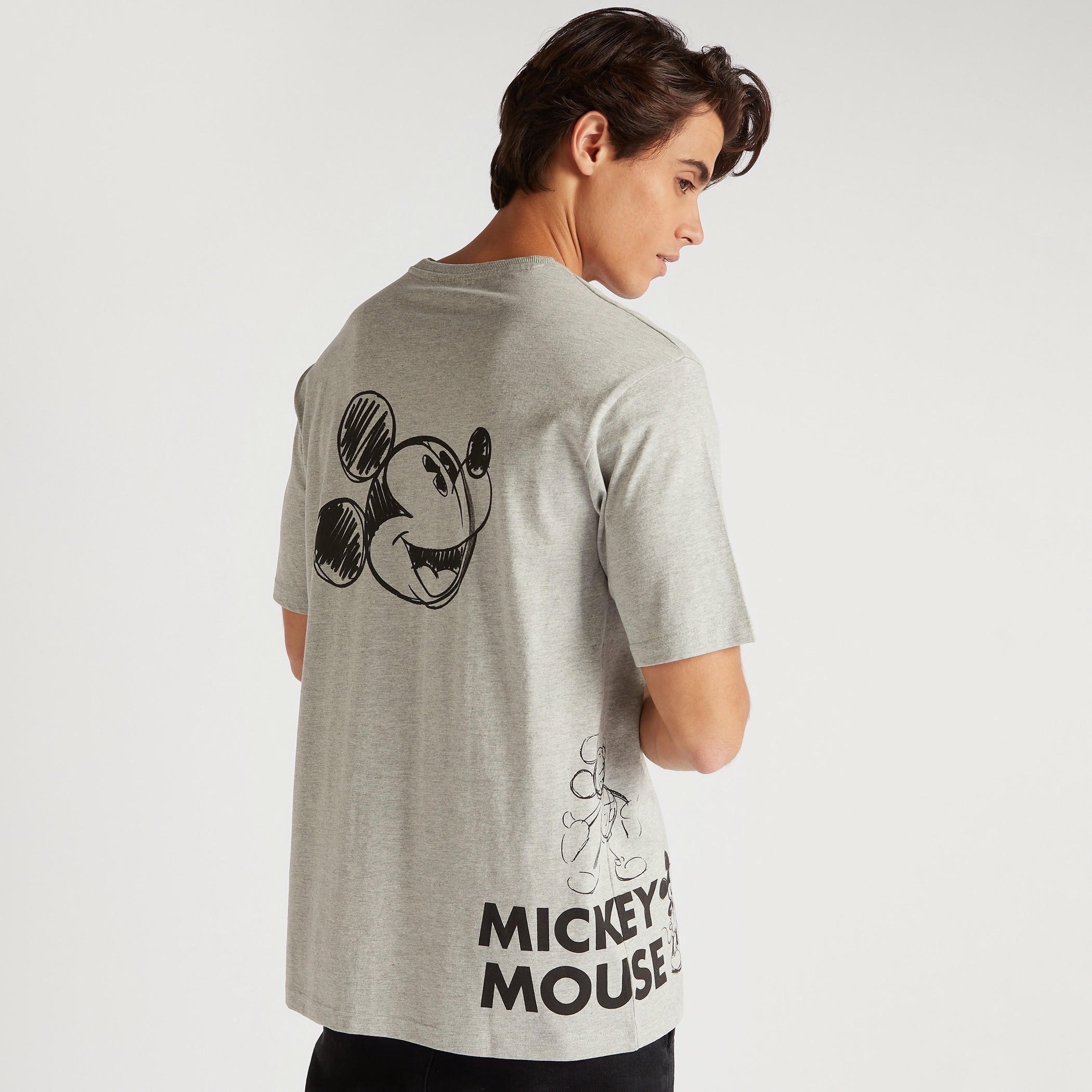 تيشيرت بقصة مريحة وياقة ضيّقة وطبعات ميكي ماوس-men-clothing-tshirtsandpolos-tshirts-image-4