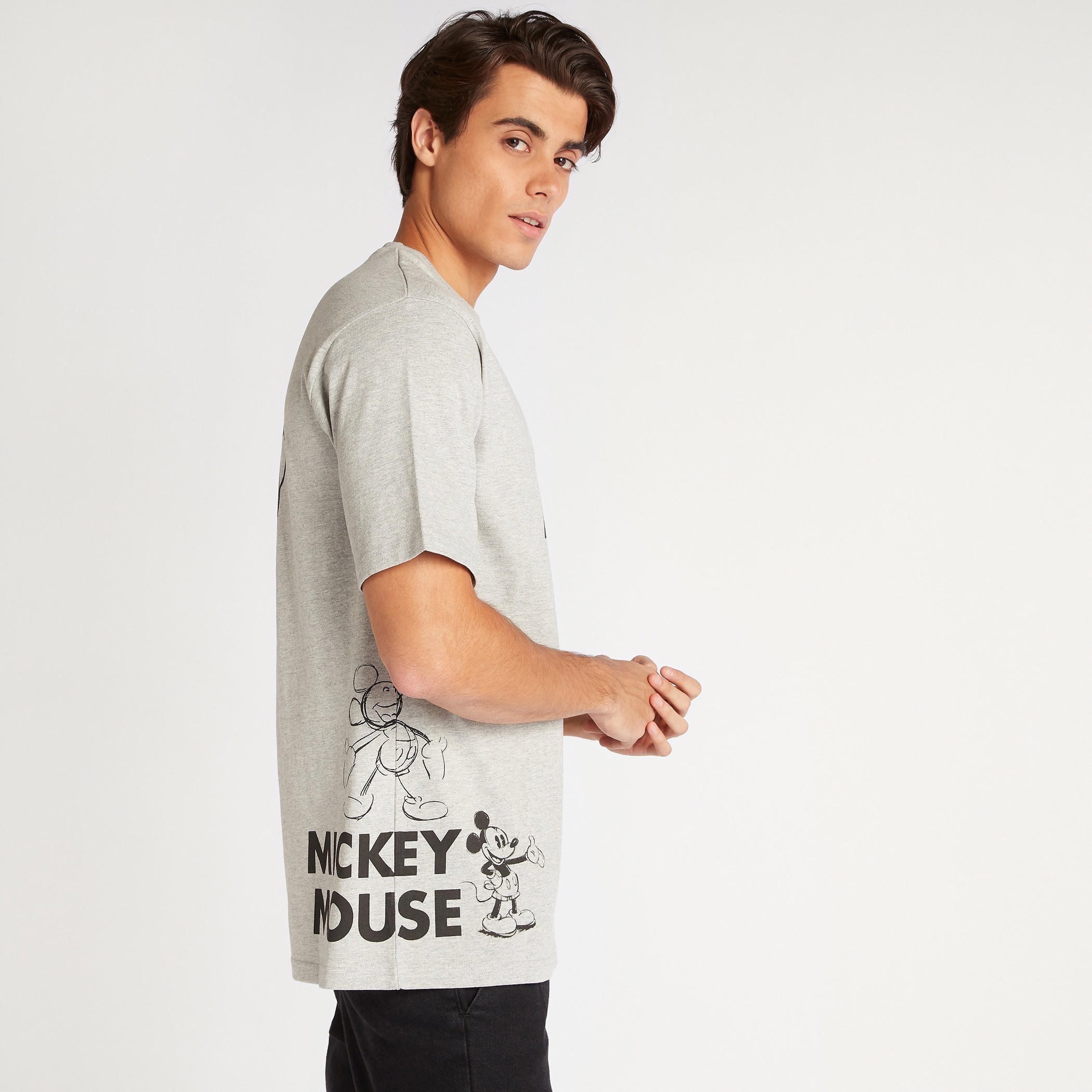 تيشيرت بقصة مريحة وياقة ضيّقة وطبعات ميكي ماوس-men-clothing-tshirtsandpolos-tshirts-image-5