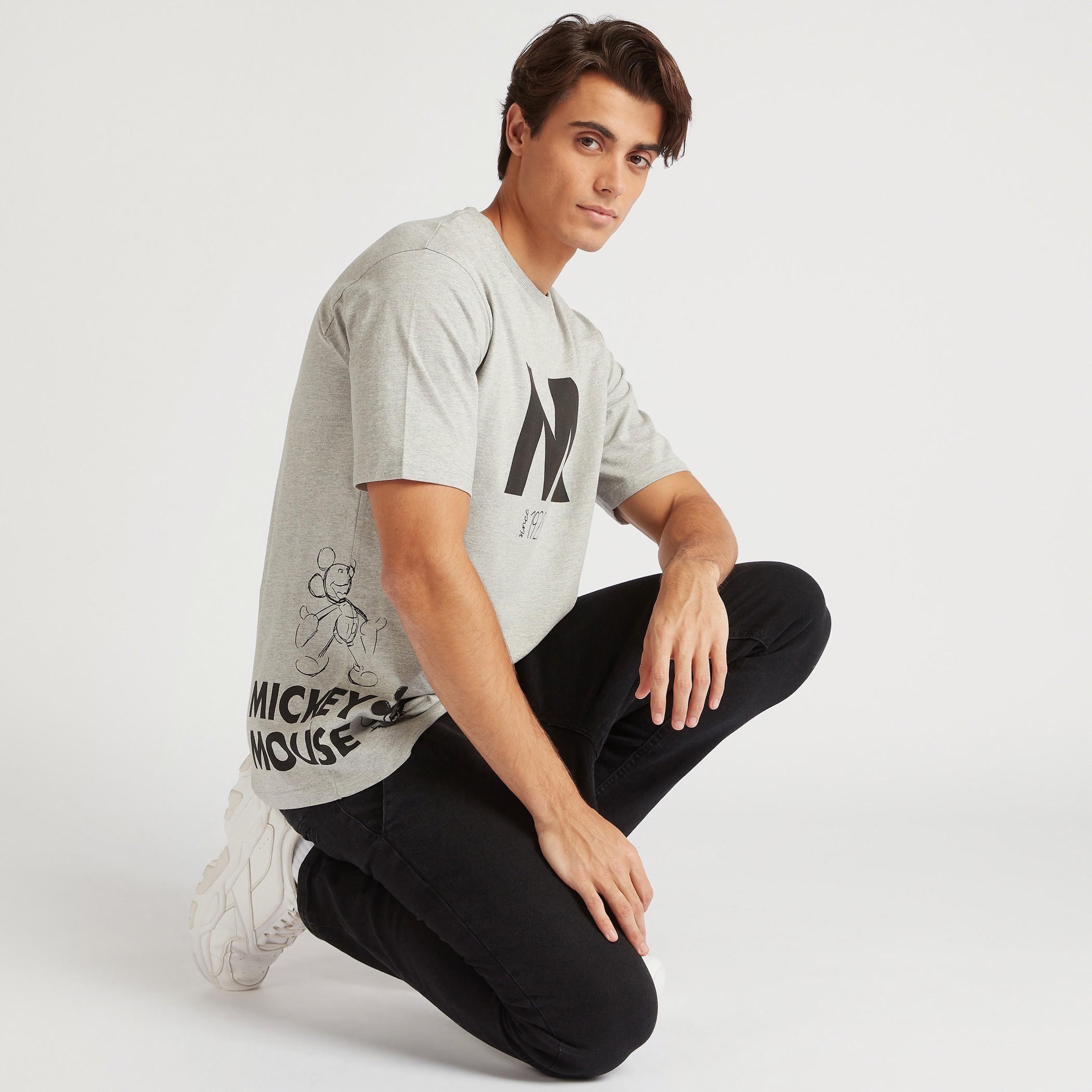 تيشيرت بقصة مريحة وياقة ضيّقة وطبعات ميكي ماوس-men-clothing-tshirtsandpolos-tshirts-image-6